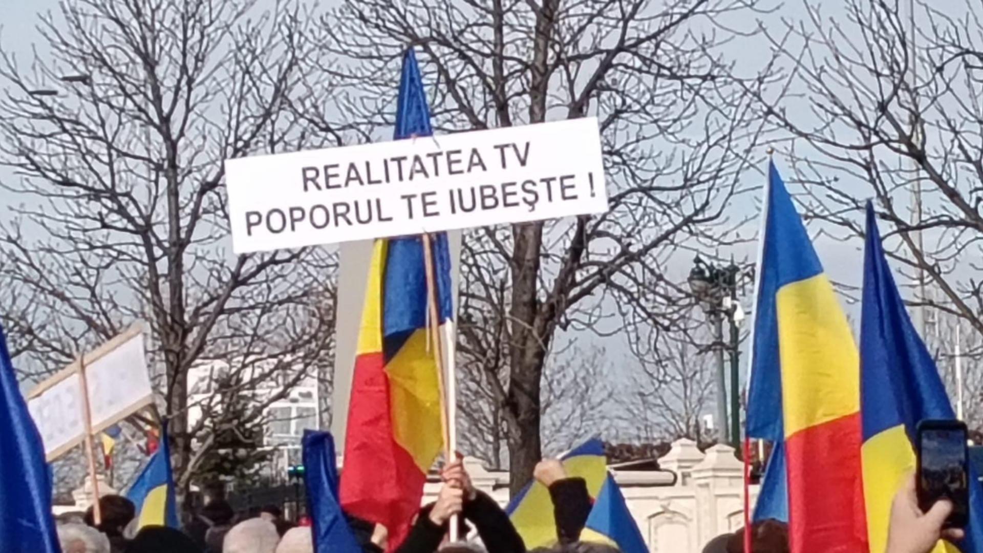 Românii care au participat la mitingul din fața Palatului Parlamentului au pornit în marș spre Piața Constituției. Realitatea PLUS, televiziunea poporului, alături de români. Mii de oameni au scandat: "Să vă fie frică, poporul se ridică!" - LIVE TEXT și VIDEO