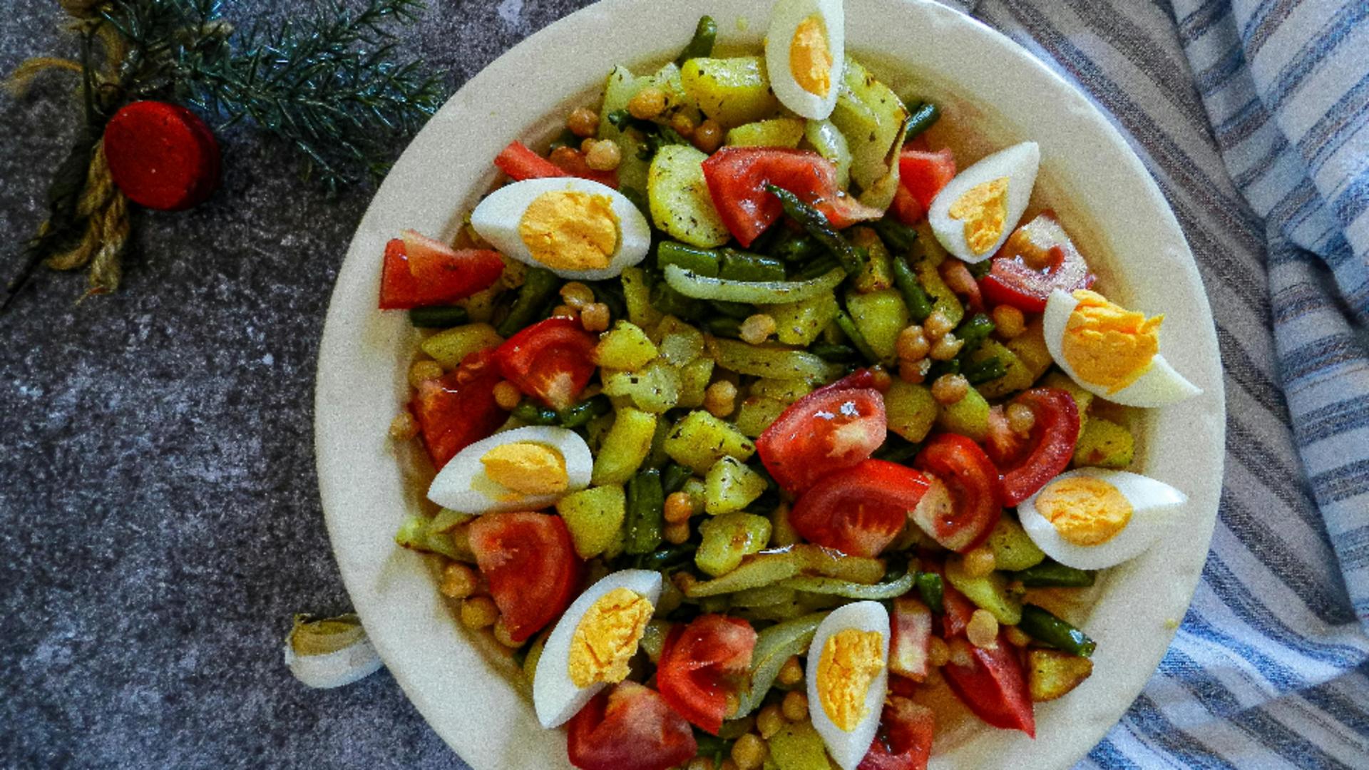 Salata bulgărească. Un preparat foarte sățios. Ce ingredient îi conferă, de fapt, savoarea aparte?