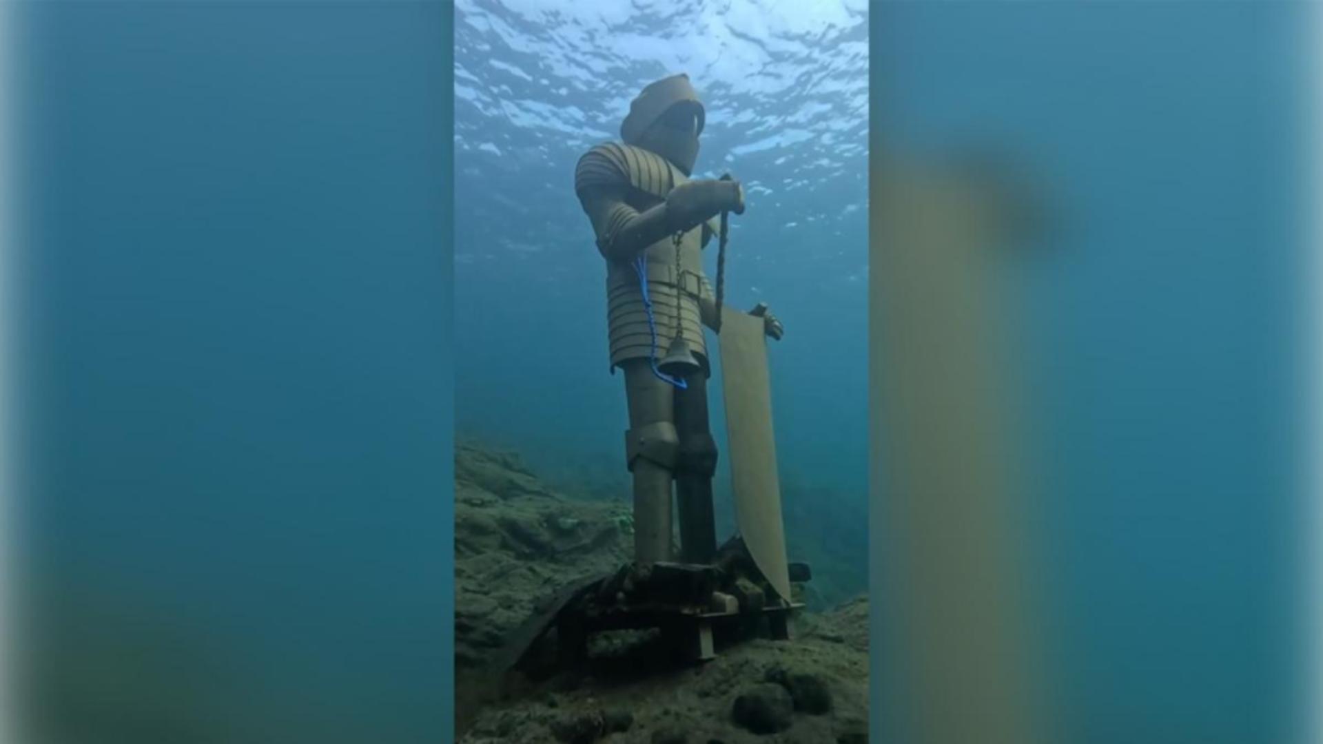 Statuie INEDITĂ găsită pe fundul unui lac. Un cavaler în armură stă neclintit