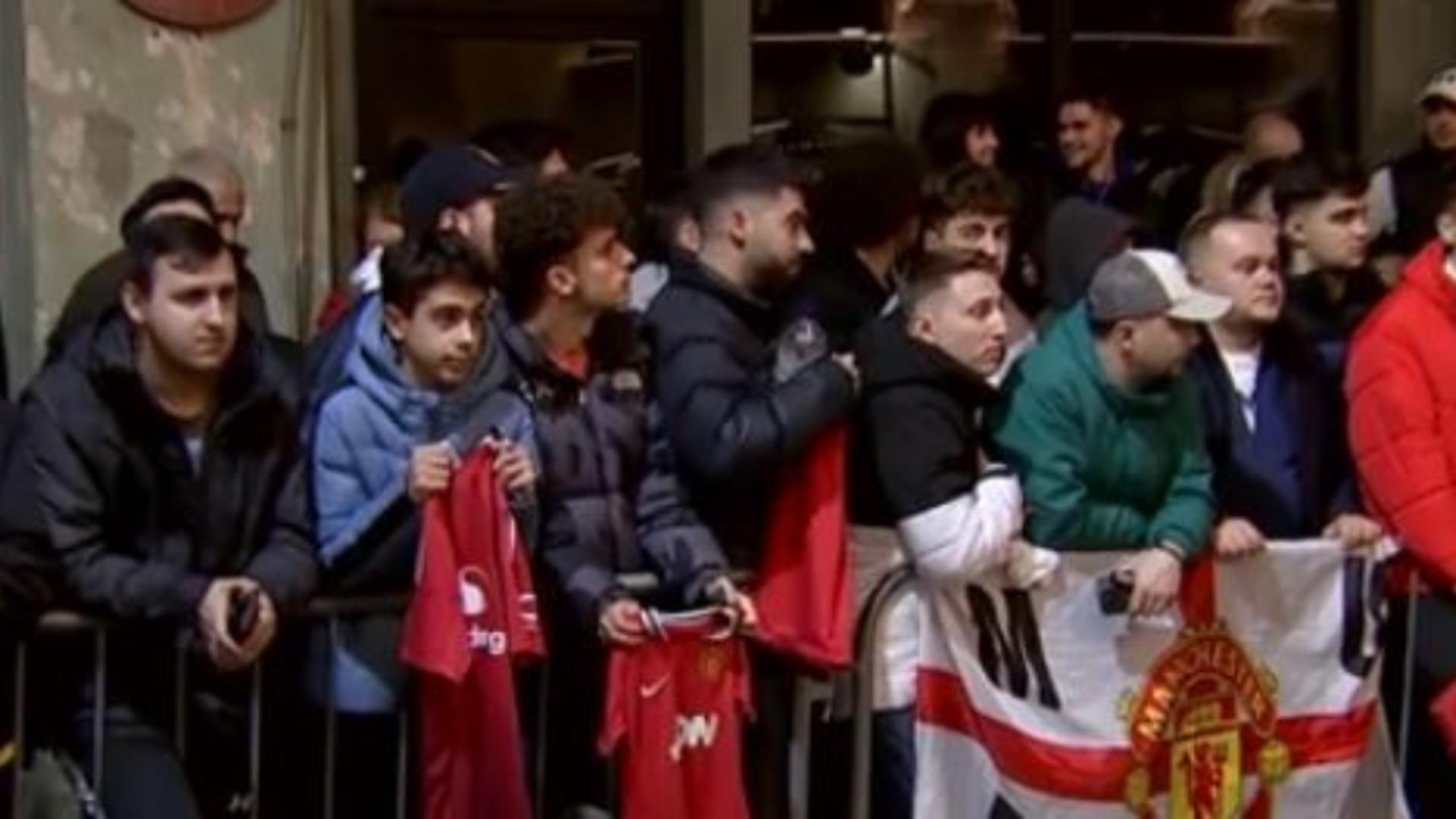 Dezamăgirea suporterilor din București după ce jucătorii de la Manchester United i-au ignorat complet. Fără poze și autografe: „Am un desen făcut de mine la 10 ani!”