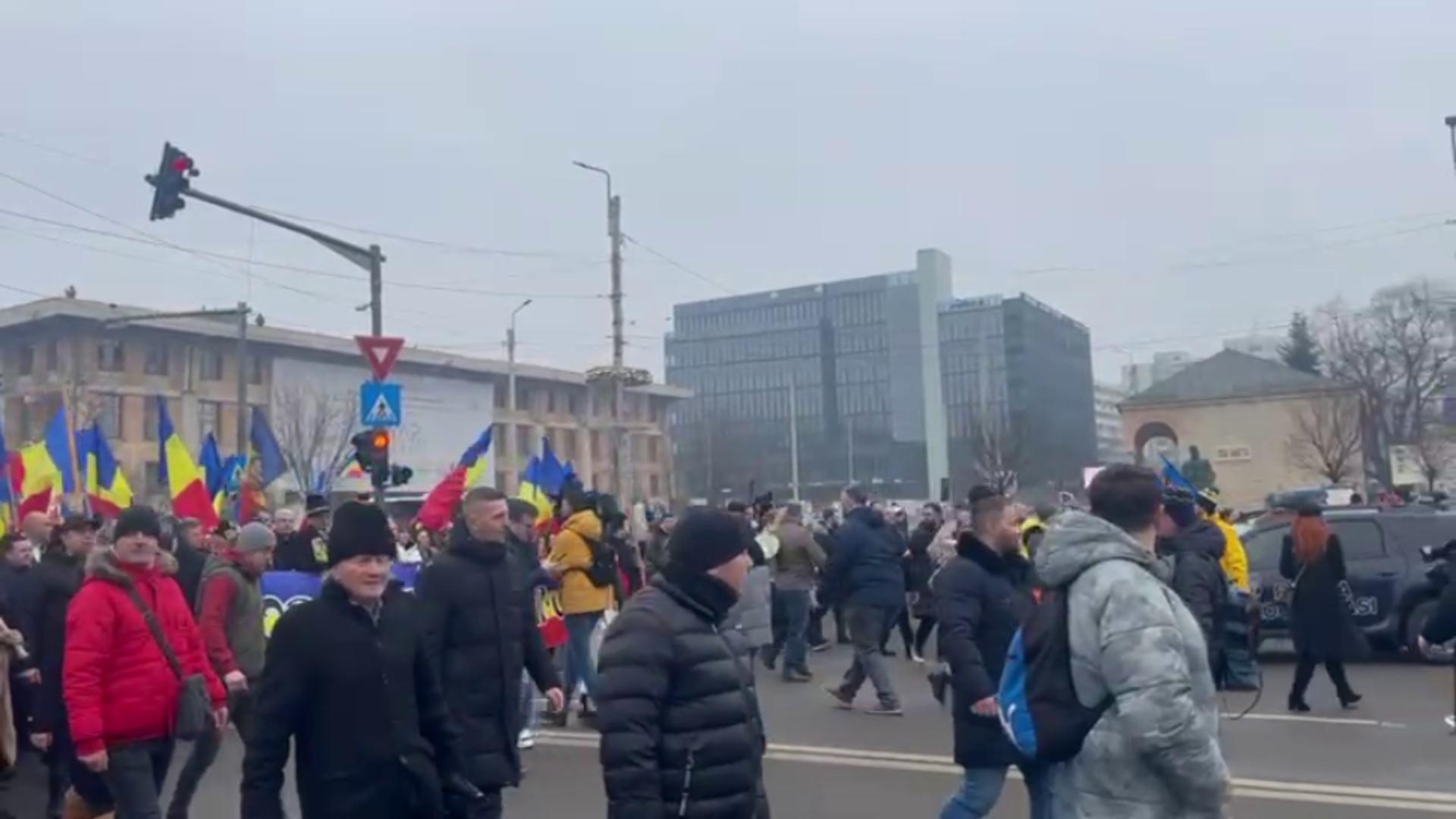 Politicienii PSD şi PNL, huiduiţi la Iași, la manifestările oficiale de Ziua Unirii. S-au auzit fluierături şi în timpul slujbei religioase - VIDEO