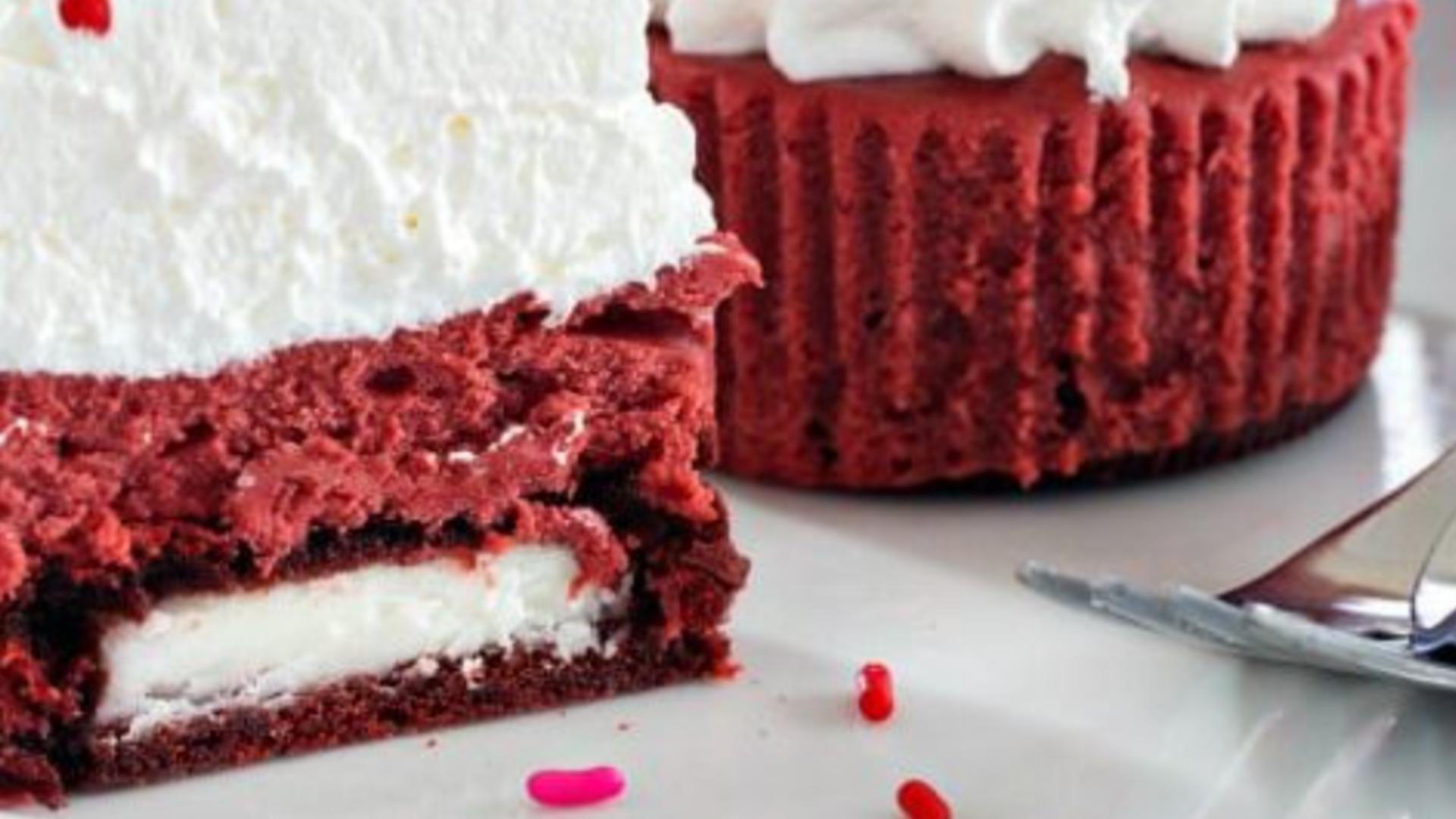 Surprinde-ți partenerul de Valentine's Day! Oferă-i Red Velvet Cheesecake cu biscuiți Oreo, desertul cu care îl vei cuceri/ Captură foto