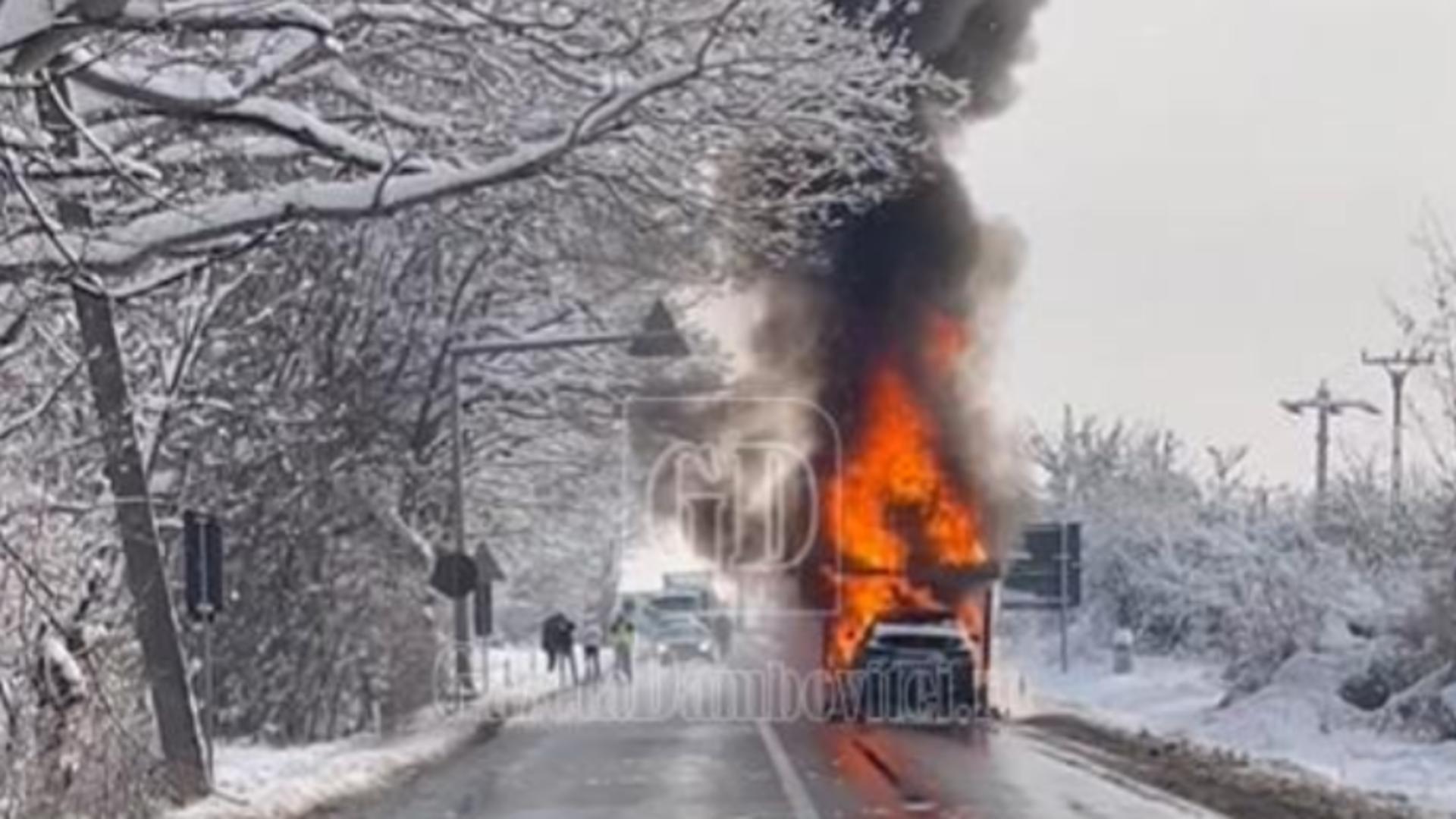 Imagin halucinante în trafic, după ce un trailer care transporta 8 maşini a luat foc. Circulaţie este blocată pe DN 72, în judeţul Dâmboviţa/ Captură foto