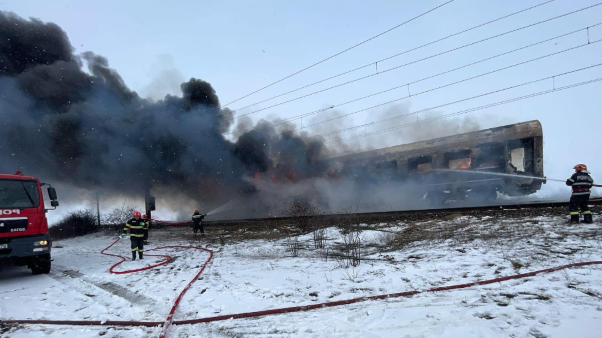 Vagonul unui tren de călători, cuprins de un INCENDIU, în județul Olt: a fost activat Planul Roșu de Intervenție. Un tânăr de 25 de ani, monitorizat de SMURD FOTO&VIDEO