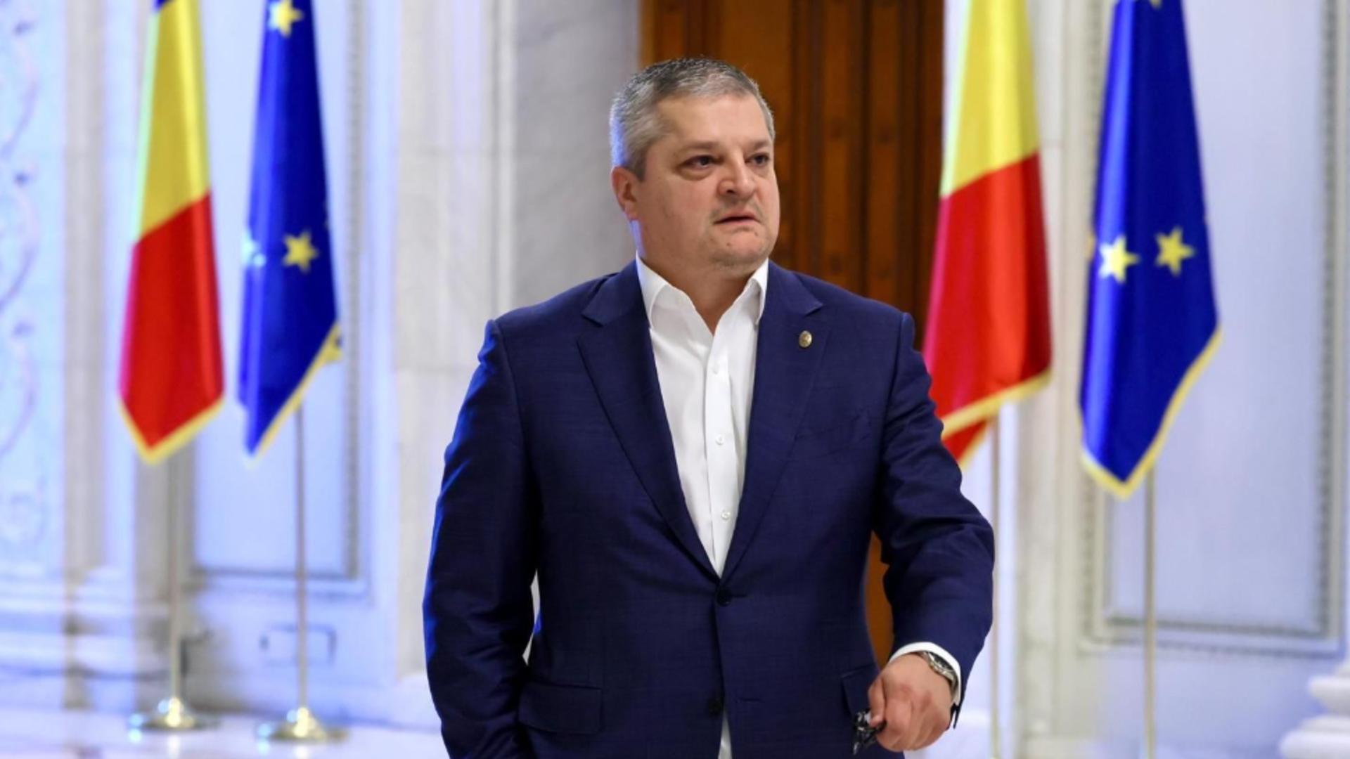 Fost parlamentar PSD, reacție dură după ce Iohannis l-a decorat pe președintele CCR. FOTO: Facebook