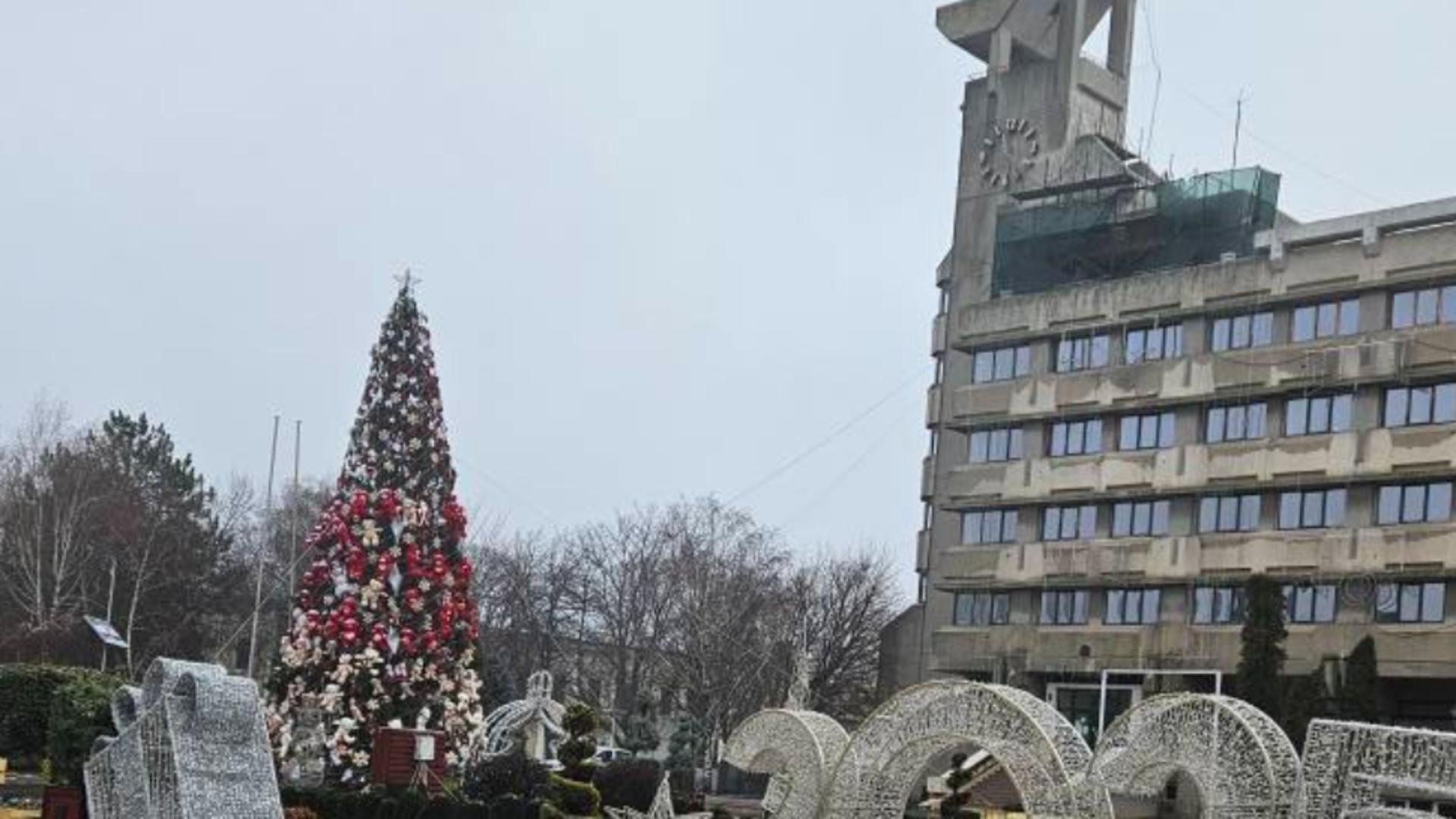 Motivul bizar pentru care un oraș din România nu a renunțat încă la decorațiunile de Crăciun. FOTO: Facebook