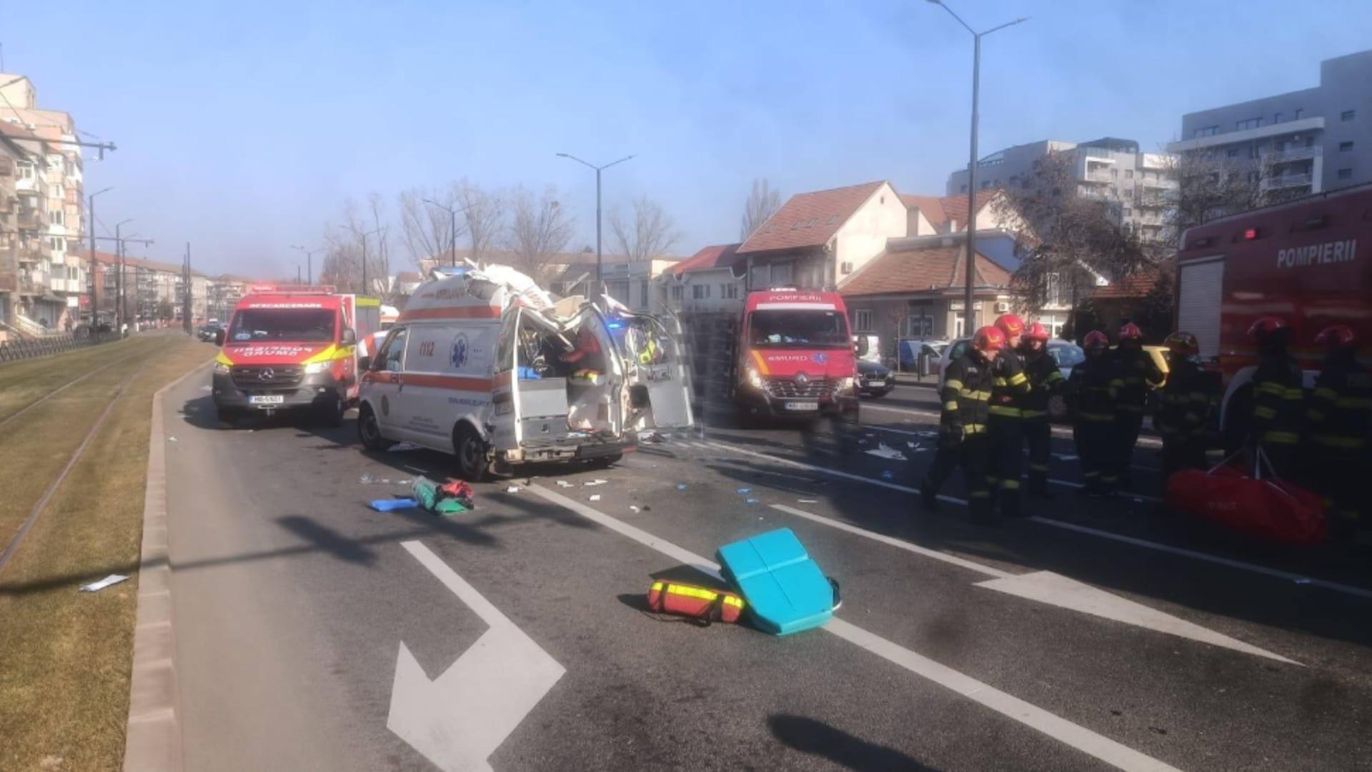 Ambulanţă aflată în misiune, implicată într-un grav accident în judeţul Bihor/ Facebook Bihor Online