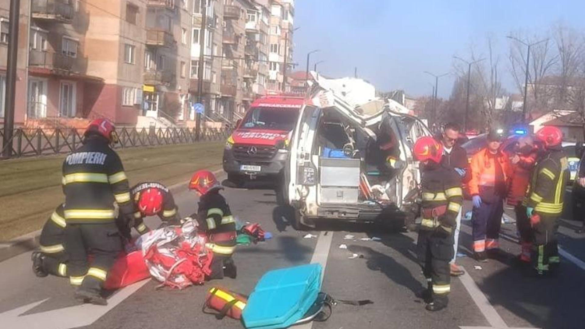 Ambulanţă aflată în misiune, implicată într-un grav accident în judeţul Bihor/ Facebook Bihor Online