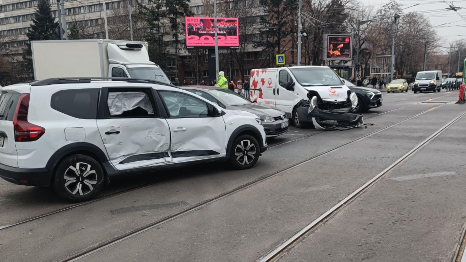 Tramvaiele liniilor 10 și 11, BLOCATE pe sensul spre Podul Grozăvești, din cauza unui accident rutier/ Foto: Infotrafic București Ilfov