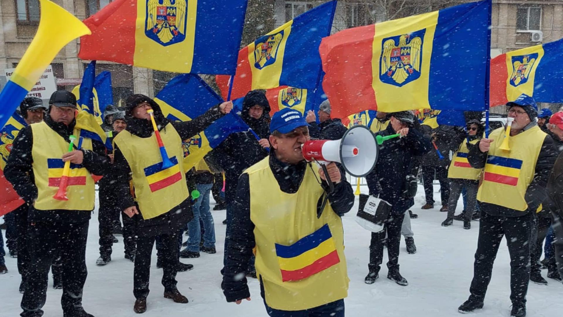 Angajații CFR, pentru a doua zi în stradă. Zeci de oameni protestează în fața Ministerului Transporturilor/ Facebook