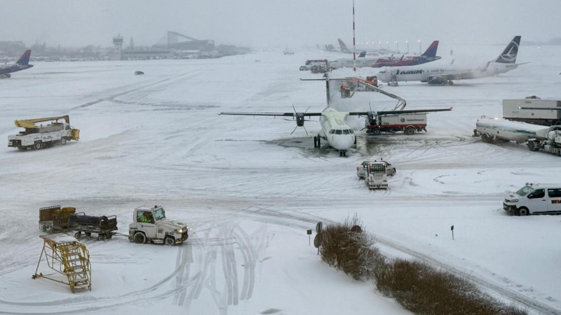 Încă o zi cu trafic în condiții de iarnă pe Aeroporturile Otopeni și Băneasa din Capitală. Nicio cursă nu este anulată 