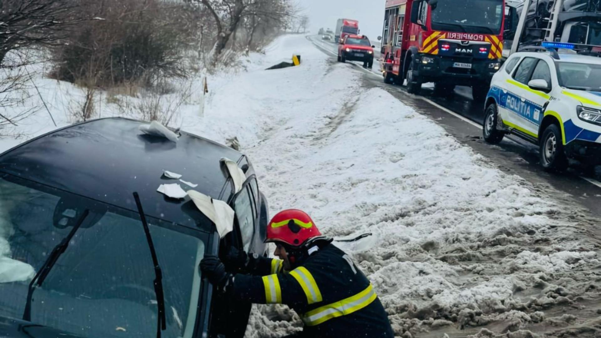 Grav accident rutier pe DN5. Un șofer a sărit cu mașina de pe șosea în câmp