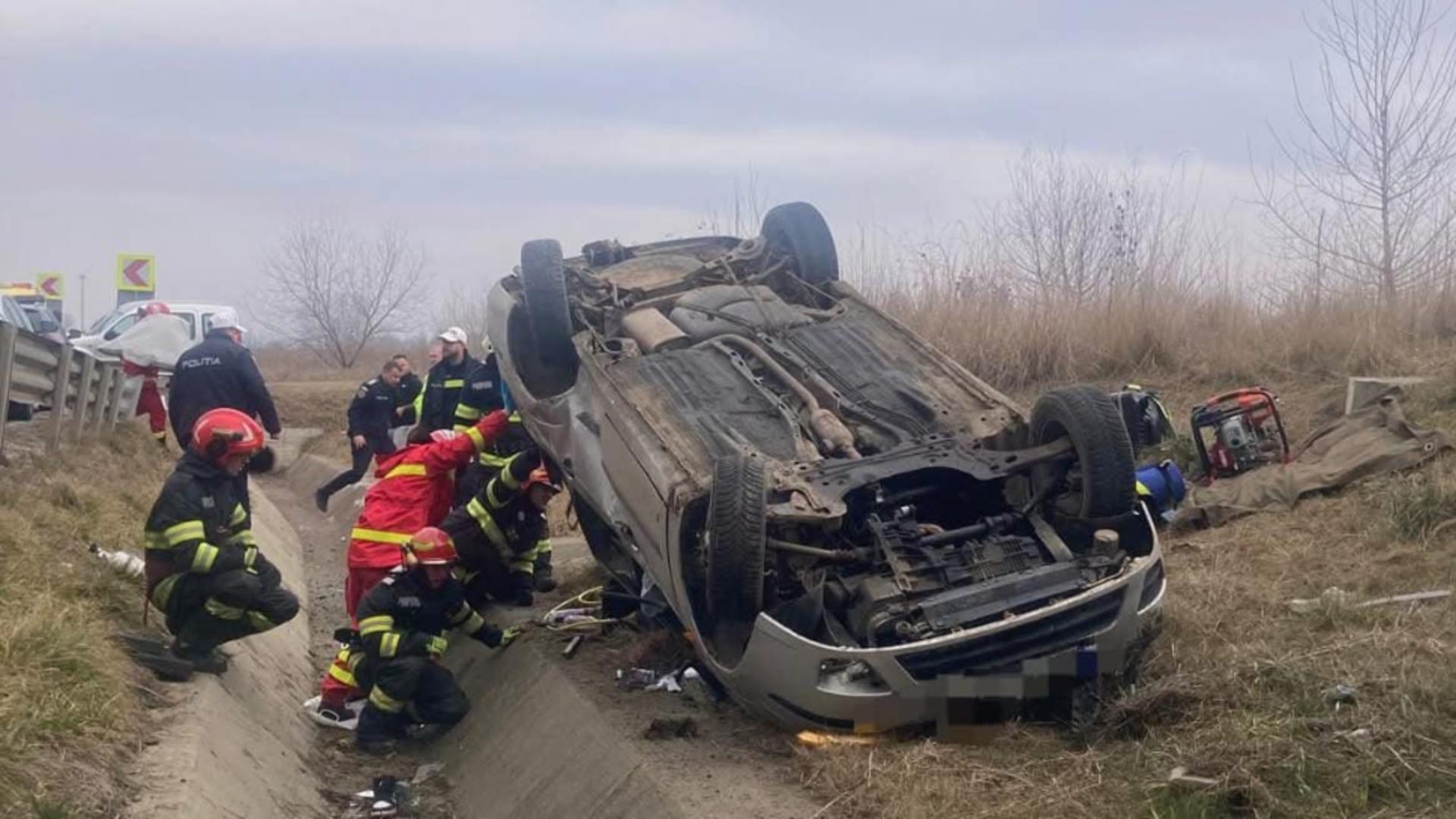 Accident dramatic în județul Alba: o mașină a căzut de pe un pod și s-a răsturnat. O tânără de 29 de ani se zbate între viață și moarte