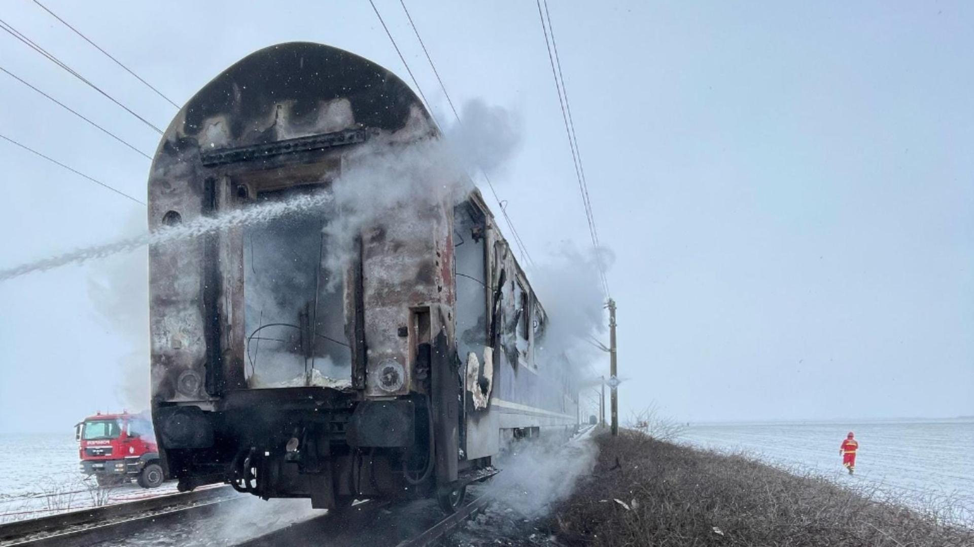 Vagonul unui tren de călători, cuprins de un INCENDIU, în județul Olt: a fost activat Planul Roșu de Intervenție. Un tânăr de 25 de ani, monitorizat de SMURD FOTO&VIDEO