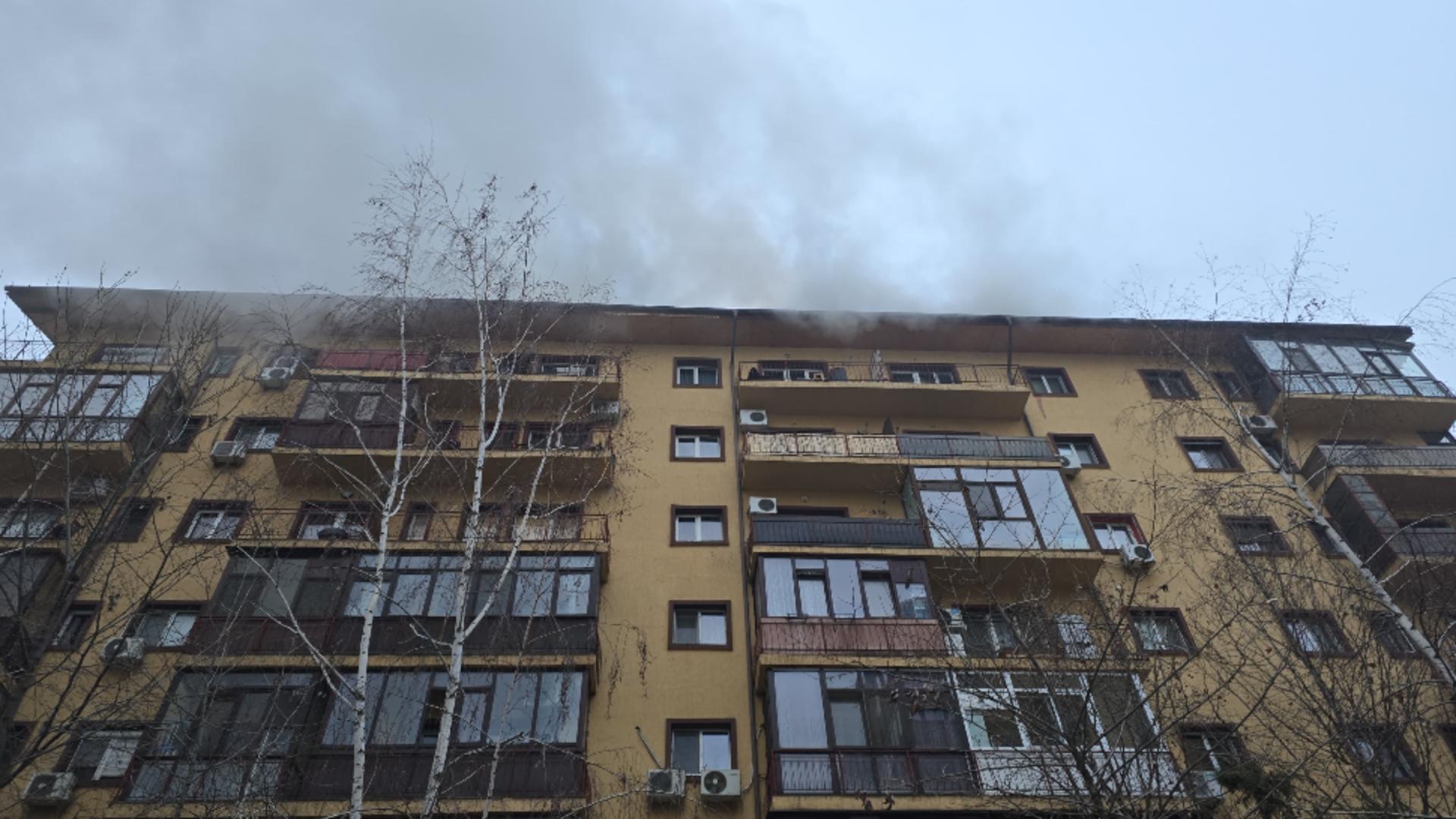 INCENDIU cu degajări mari de fum la mansarda unui bloc din Chiajna. Intervin pompierii