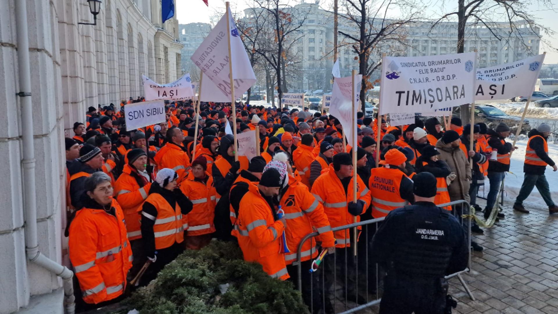 Protest al angajaților CNAIR în fața Ministerului de Finanțe. Foto: Facebook