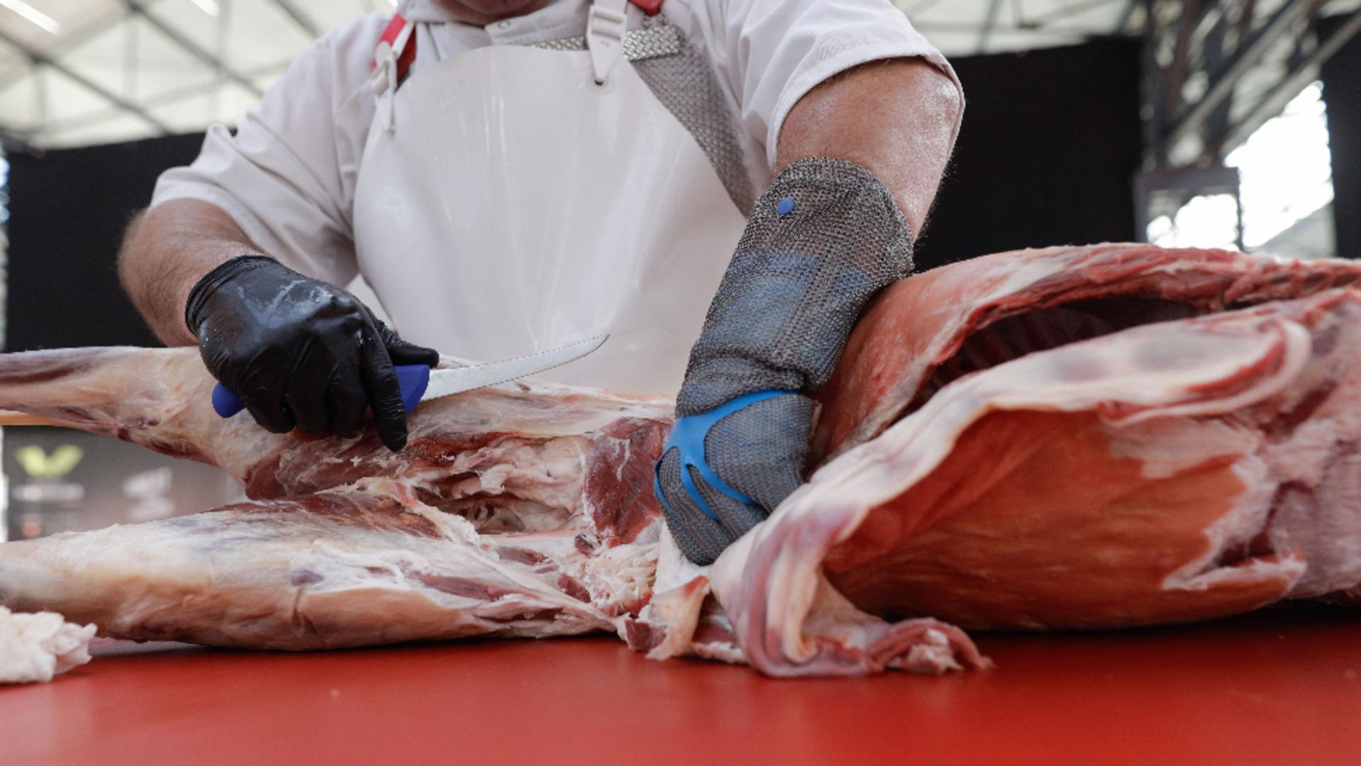 Trei măcelării închise și sute de kg de carne retrase de la vânzare / Foto: Inquam Photos