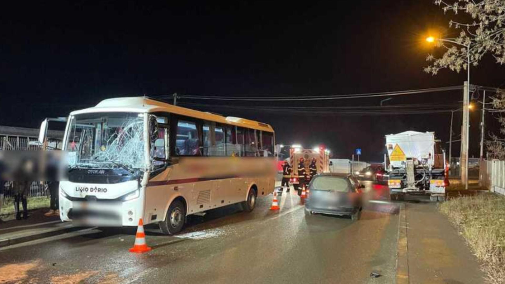 Accident în Cluj. Un autocar si un camion, implicate: două persoane au fost transportate la spital/ Foto: ISU Cluj