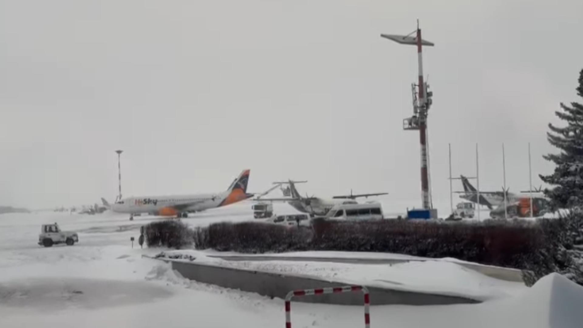 Încă o zi cu trafic în condiții de iarnă pe Aeroporturile Otopeni și Băneasa din Capitală. Nicio cursă nu este anulată