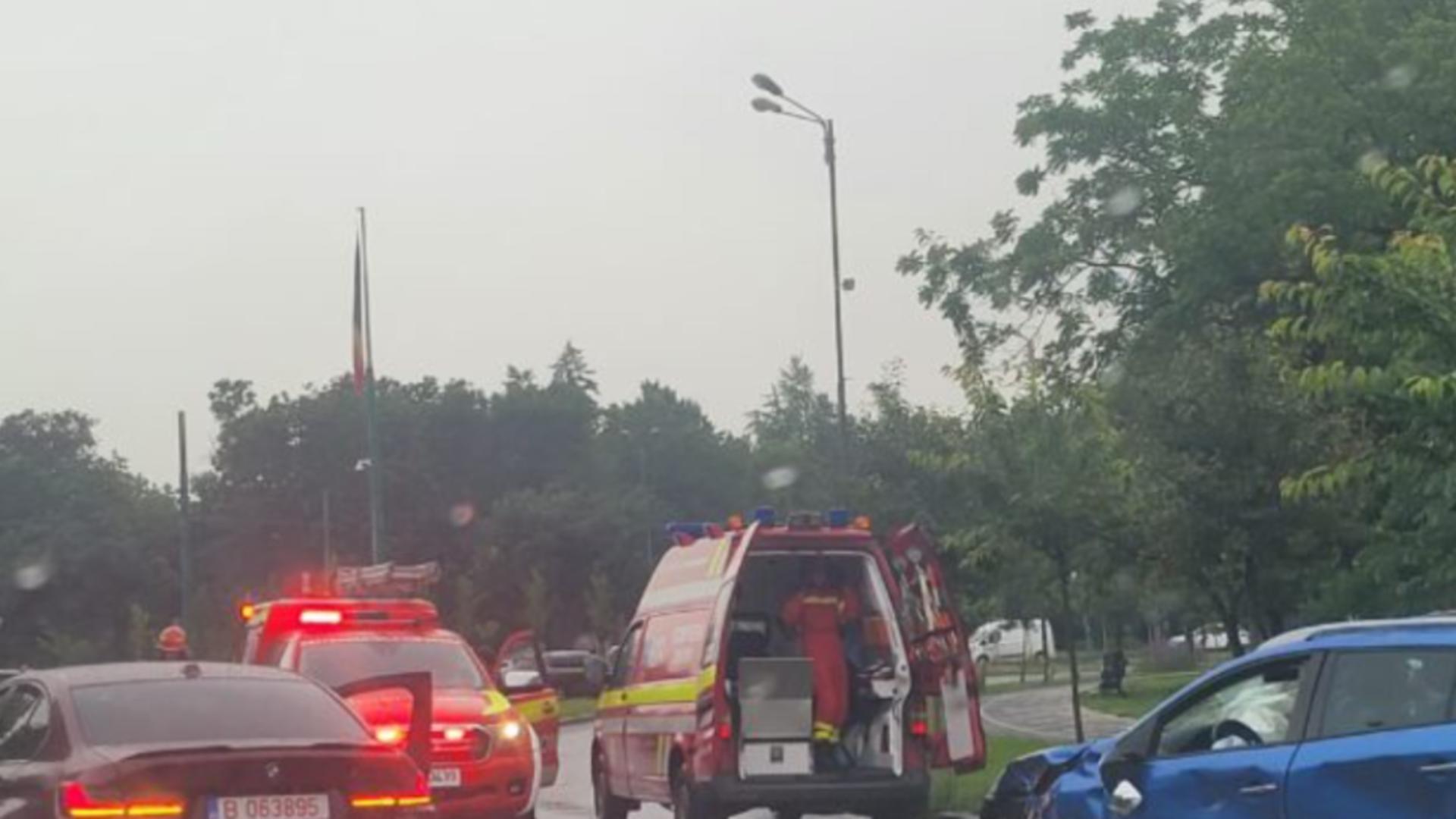 Doi polițiști, la spital după ce autospeciala cu care se deplasau s-a lovit de un cap de pod și s-a răsturnat/ Captură foto debanat.ro