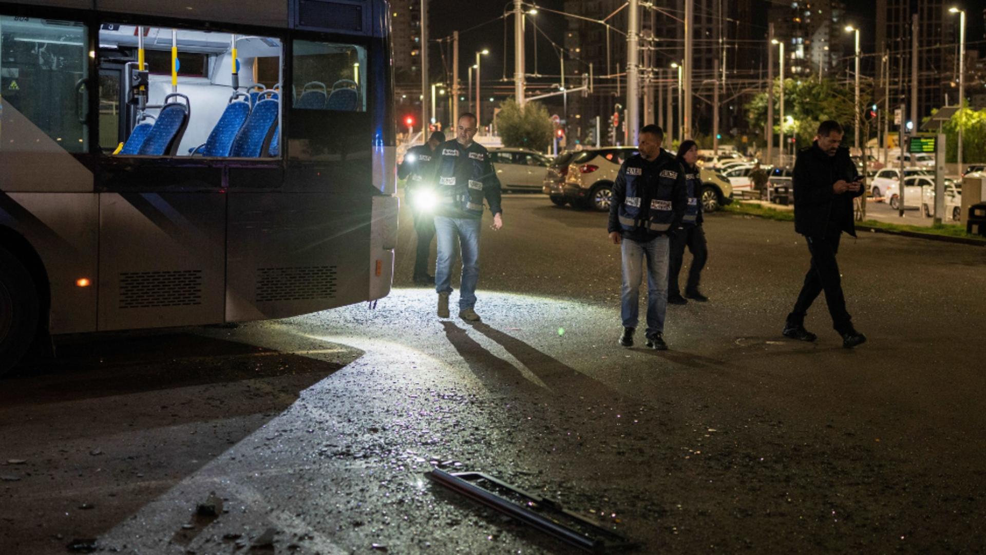 O serie de explozii au vizat joi seara autobuze din oraşul israelian Bat Yam. Foto/Profimedia