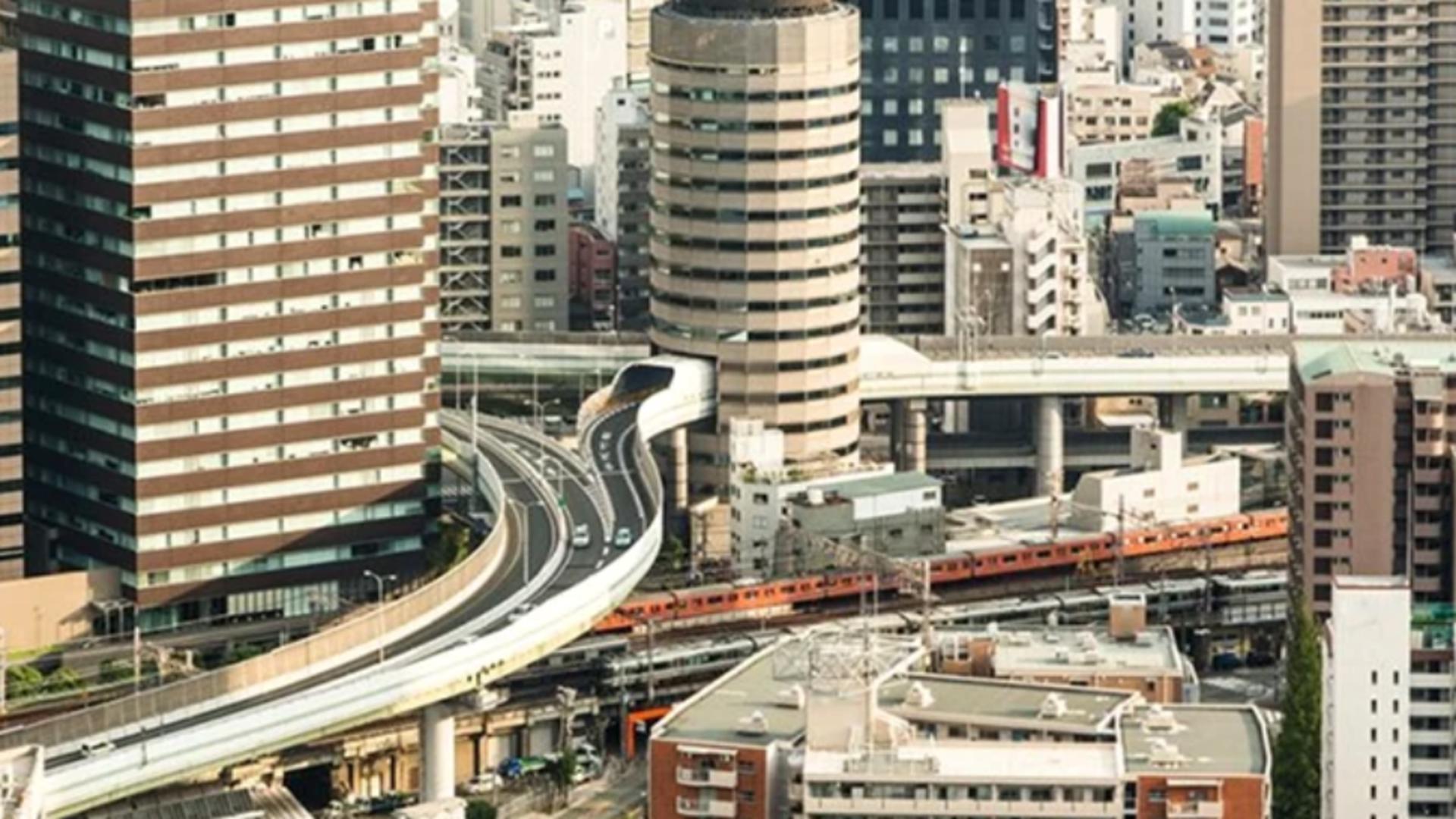 Țara unde autostrada trece prin mijlocul unui bloc