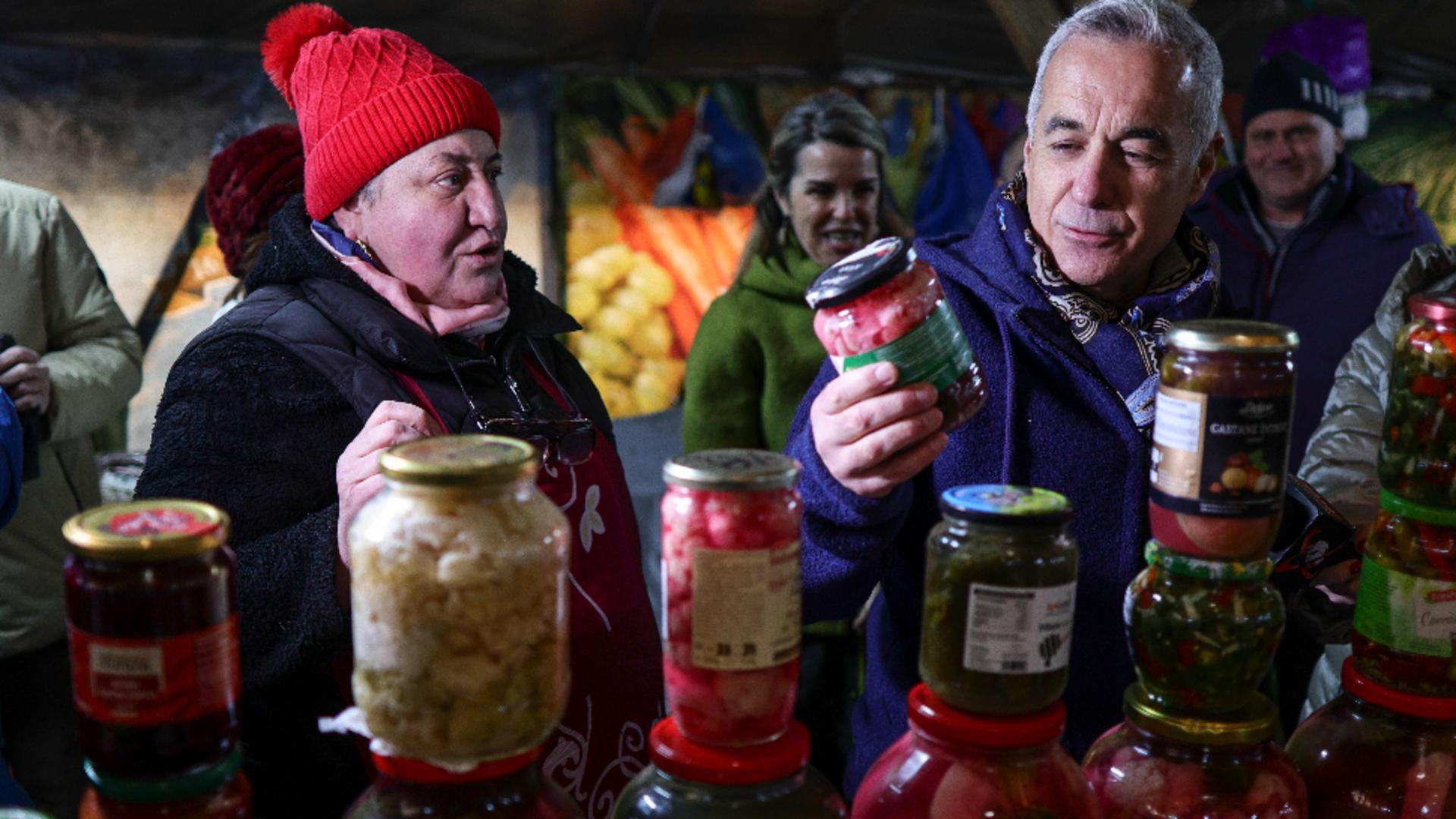 Călin și Cristela Georgescu și-a făcut cumpărăturile din piață. Foto/Captură video