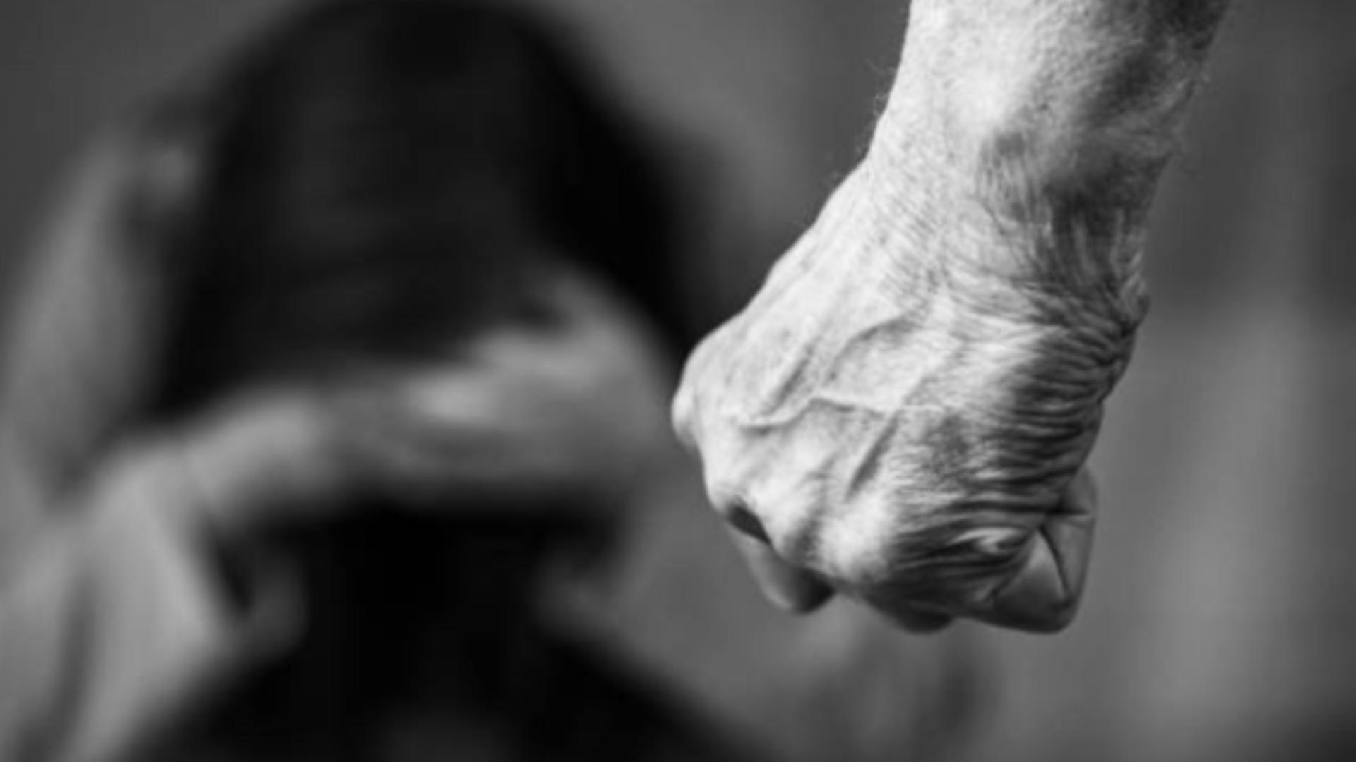 Motivul halucinant pentru care o tânără din Craiova a fost pălmuită în plină stradă de proprietarul unui câine. ”Am văzut stele verzi”