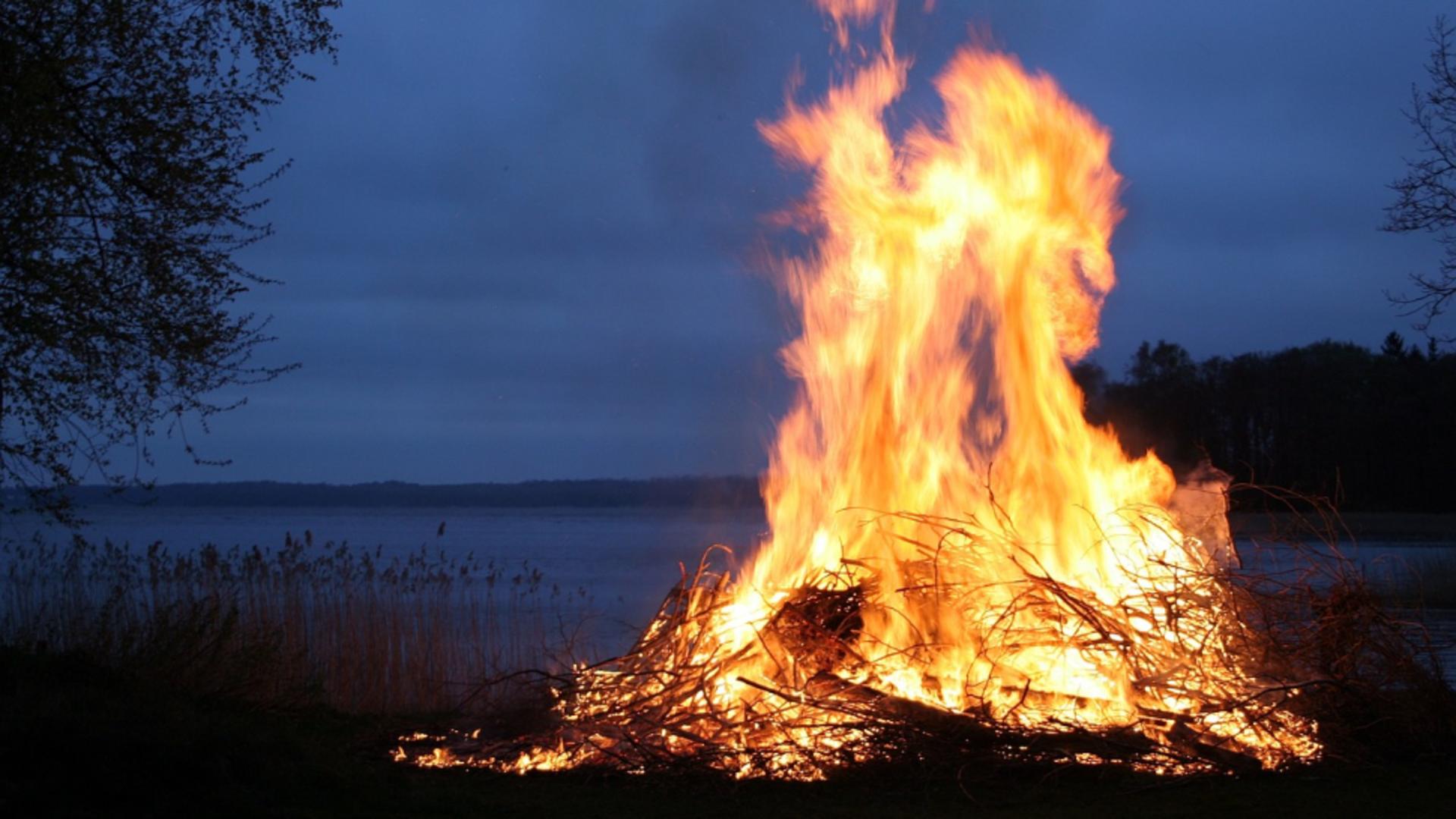 Român cercetat pentru omor calificat după o crimă de o cruzime extremă. A îngropat un om sub o stivă de lemne, apoi l-a incendiat