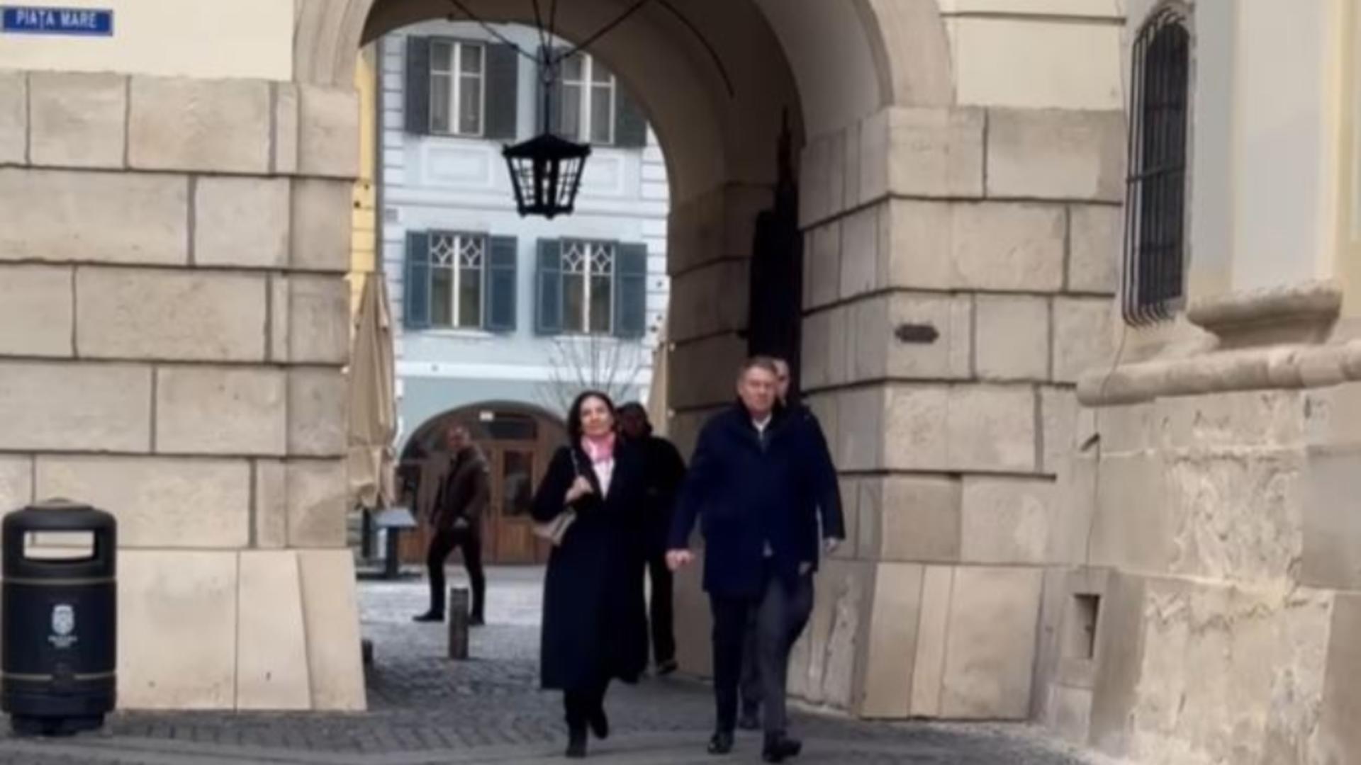 Iohannis, mână în mână cu Carmen, la biserica din Sibiu