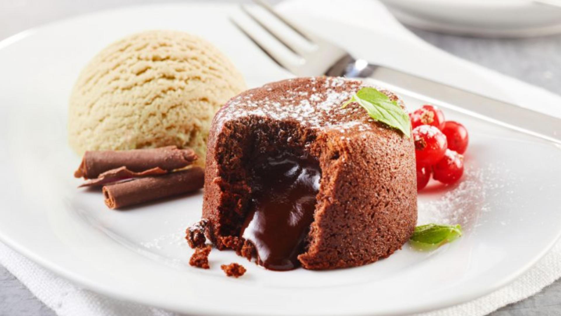 Lava cake cu ciocolată și unt de arahide, mai gustoasă și mai consistentă