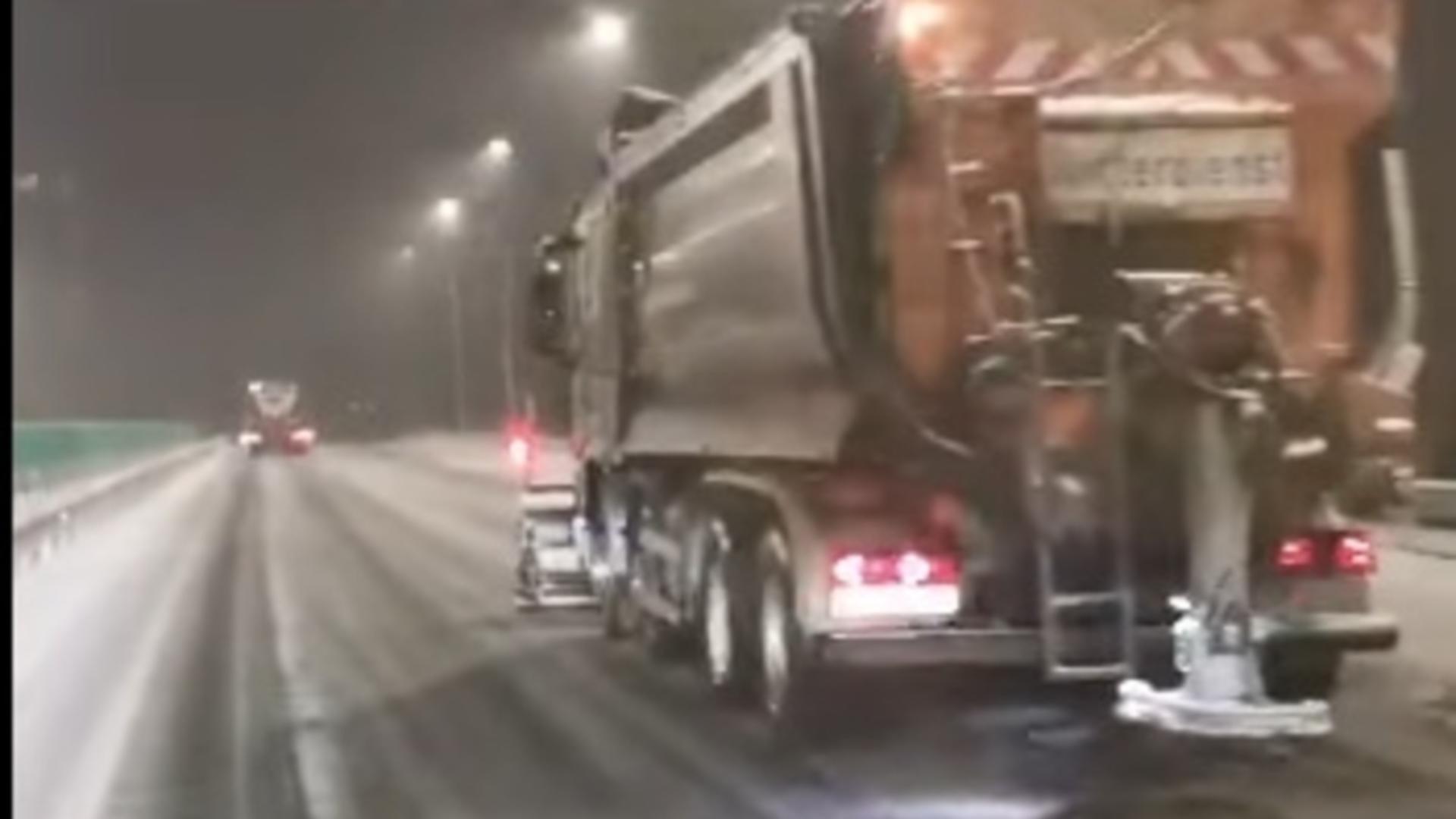 Coliziune între un autocar și un utilaj de deszăpezire pe autostrada A7. Traficul a fost întrerupt