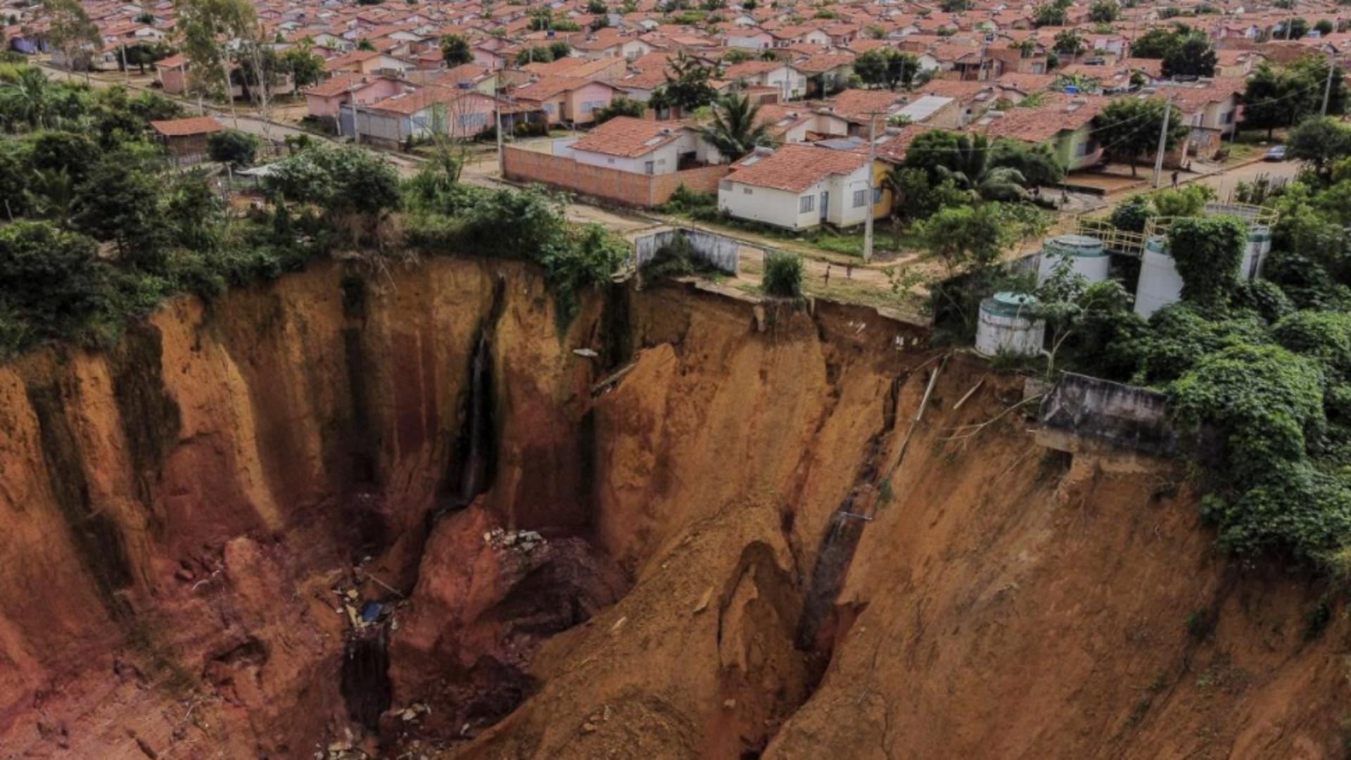 Stare de urgență: un crater uriaș amenință să înghită un întreg oraș întreg. Ce semnifică fenomenul „voçoroca”