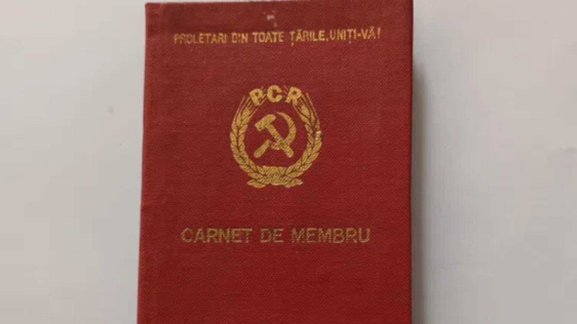 Cu cât își mai vând românii carnetele de partid dinainte de 1989. Foto: olx