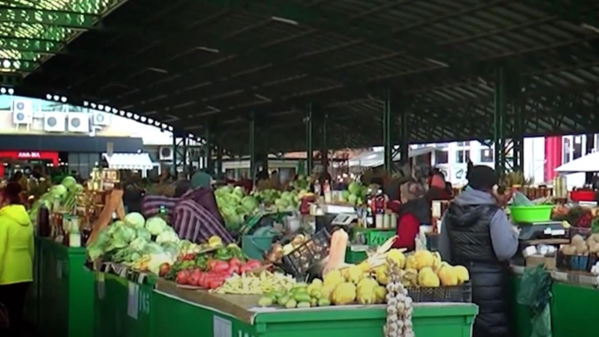 Producătorii români muncesc foarte mult pentru produsele pe care le vând în piețe. Foto/Captură