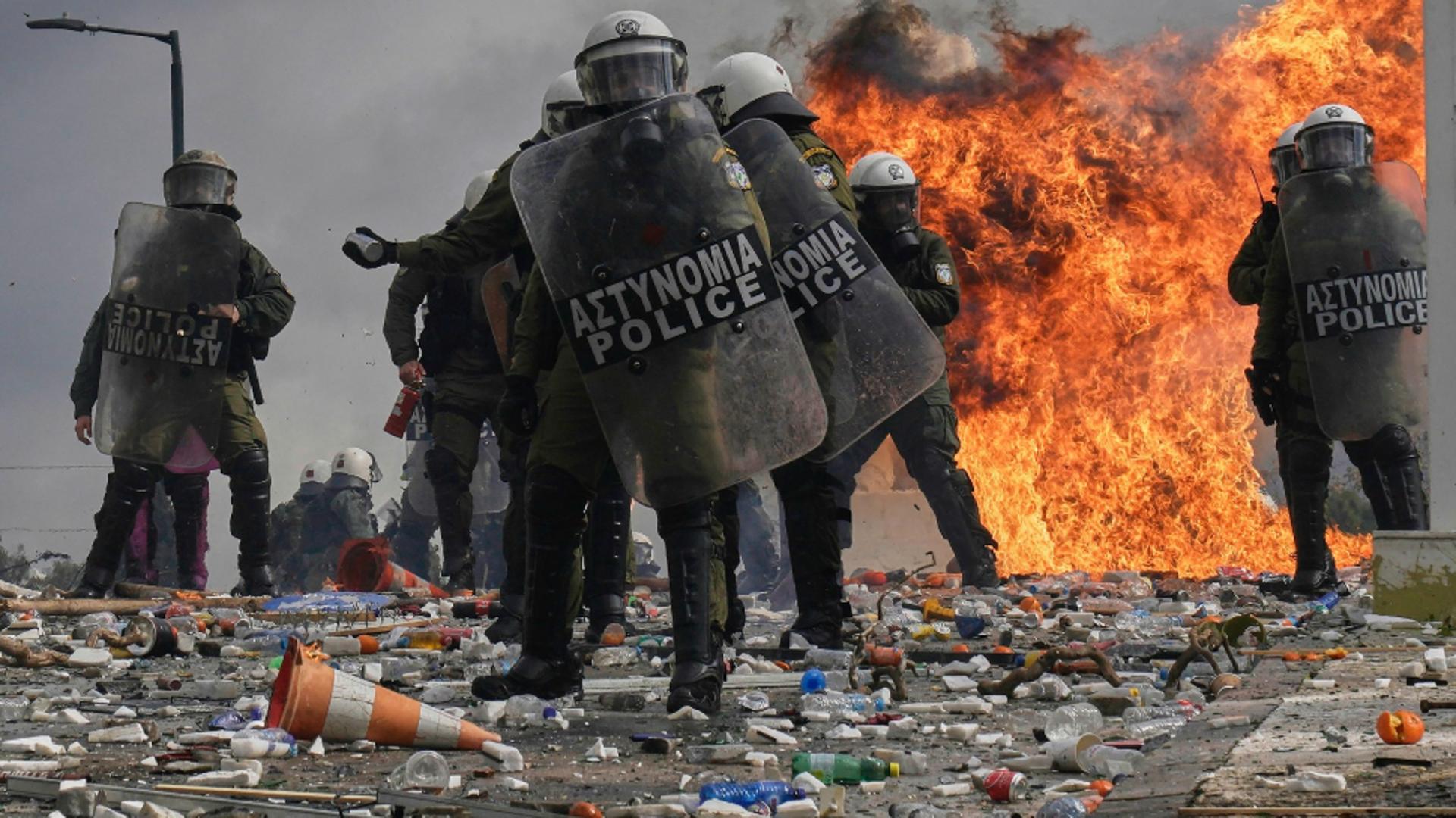 Haos total, în Grecia. Manfestanții s-au luat la bătaie cu poliția, la Atena. Foto/Profimedia