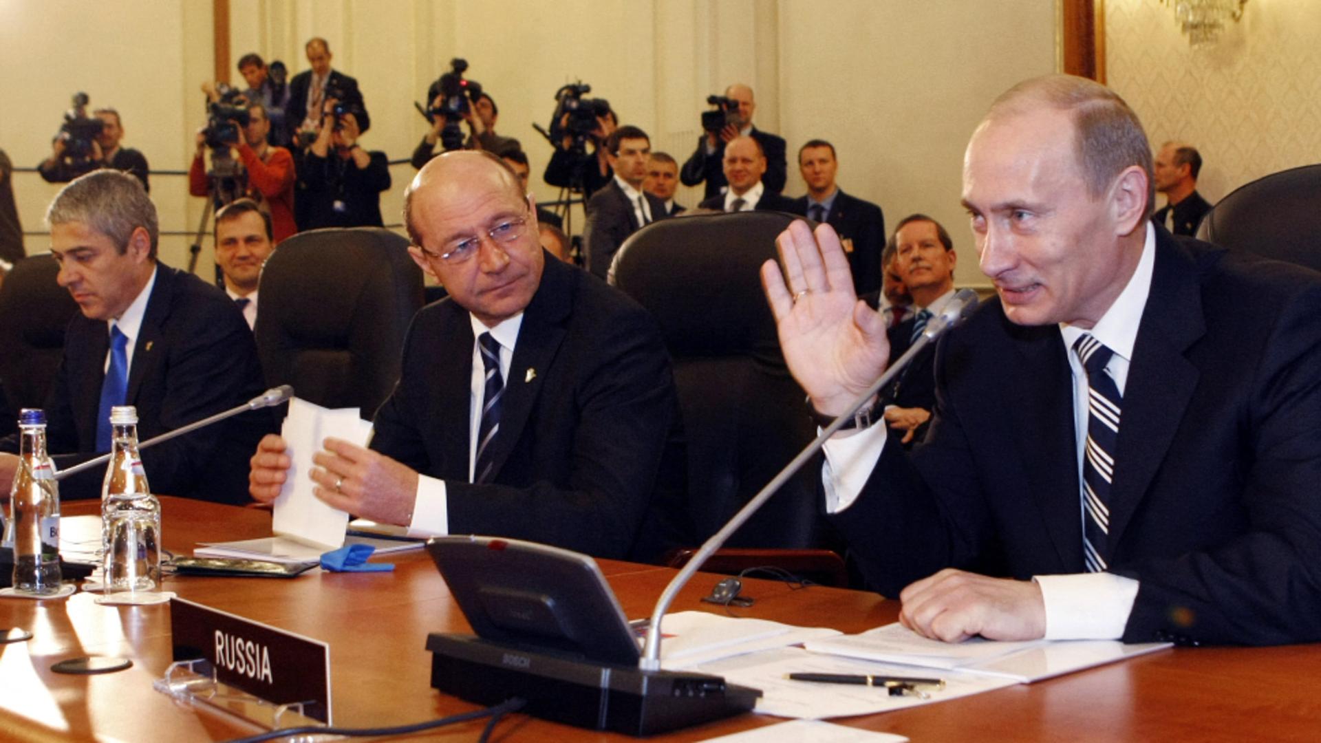 Vladimir Putin și Traian Băsescu, la Summitul NATO de la Bucrești, 2008 / Foto: Profi Media