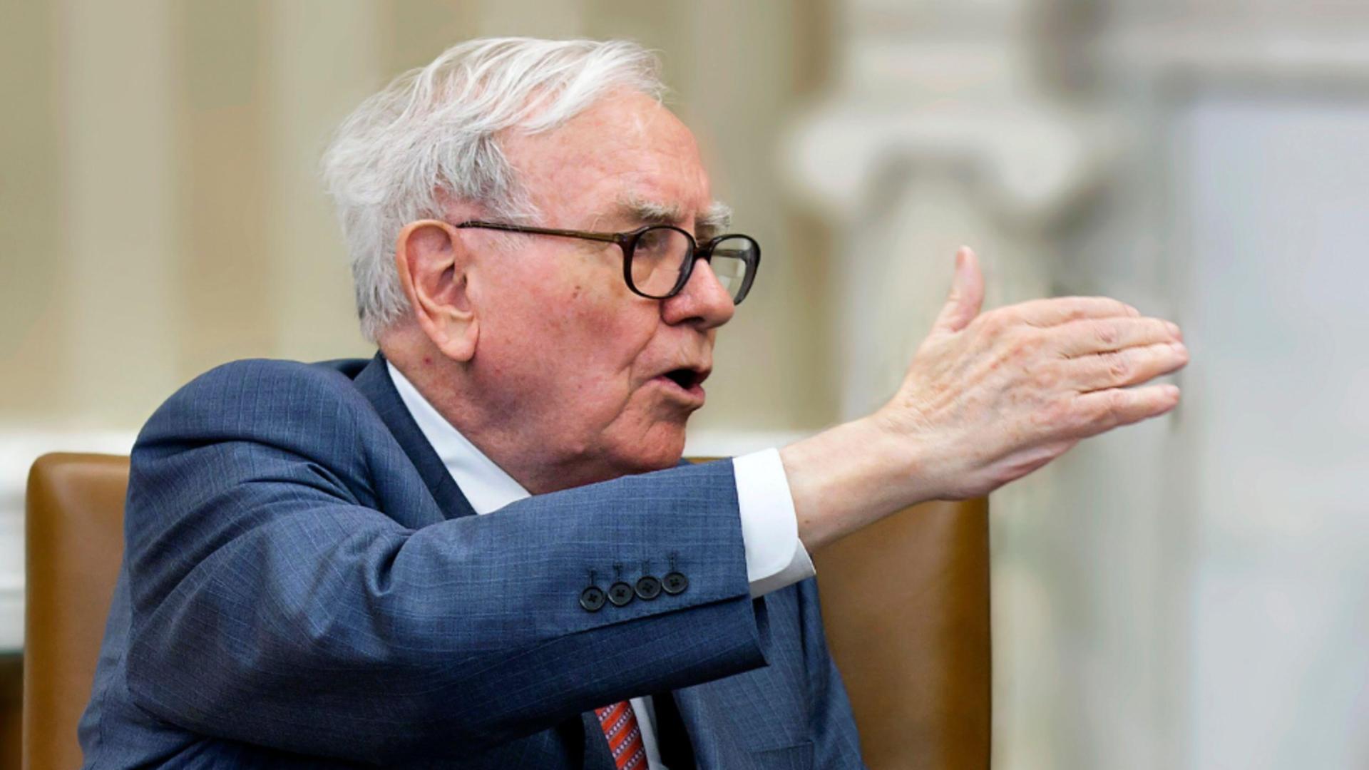 Lovește criza economică? Magnatul Warren Buffett acumulează numerar şi vinde acţiuni / Foto: Profi Media