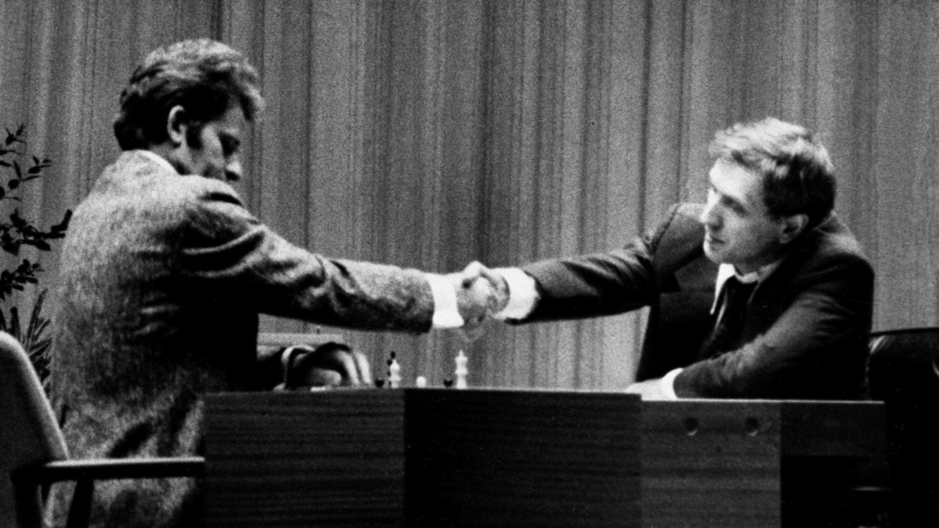 Boris Spasski (stânga) și Bobby Fischer în 1972 (Profimedia)