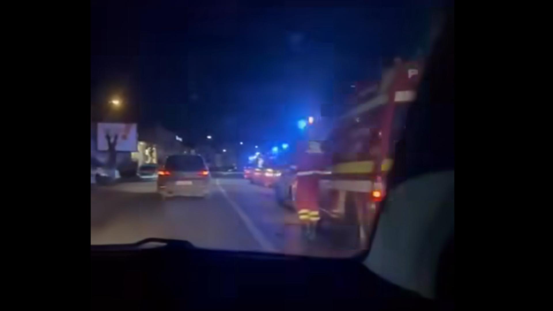 Zeci de echipaje SMURD așteptau în fața localului. Foto/Captură video