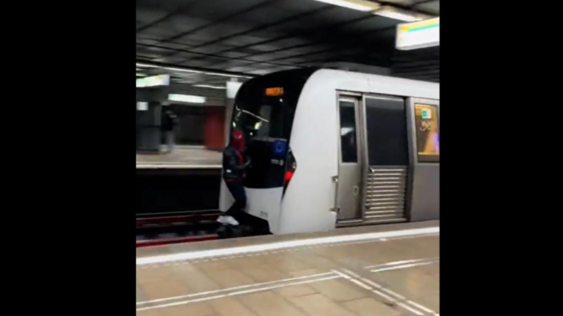 Trend periculos pe TikTok. Tinerii călătoresc cățărați de metrou