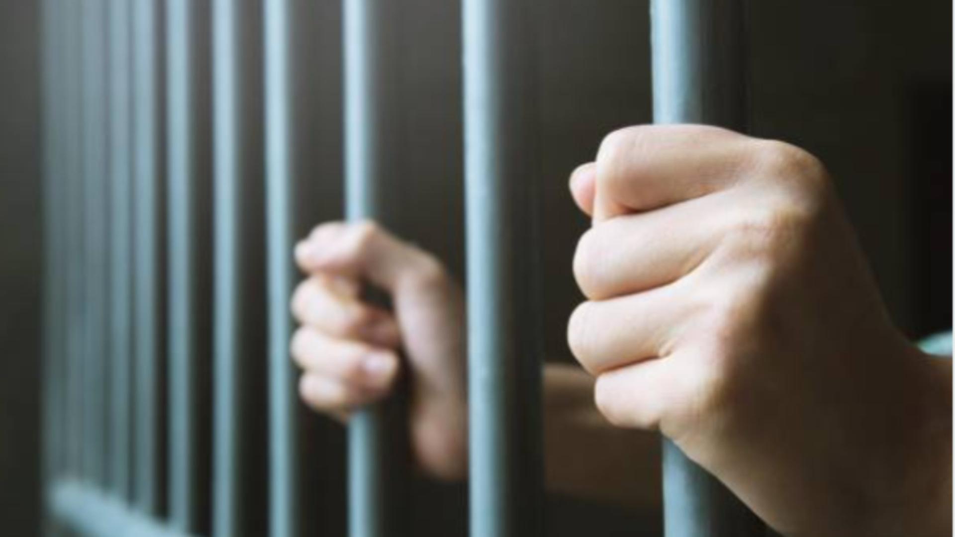 Caz halucinant în Gorj. Tânăr de 22 de ani, sechestrat de proprii părinți într-o cușcă și hrănit în lanțuri