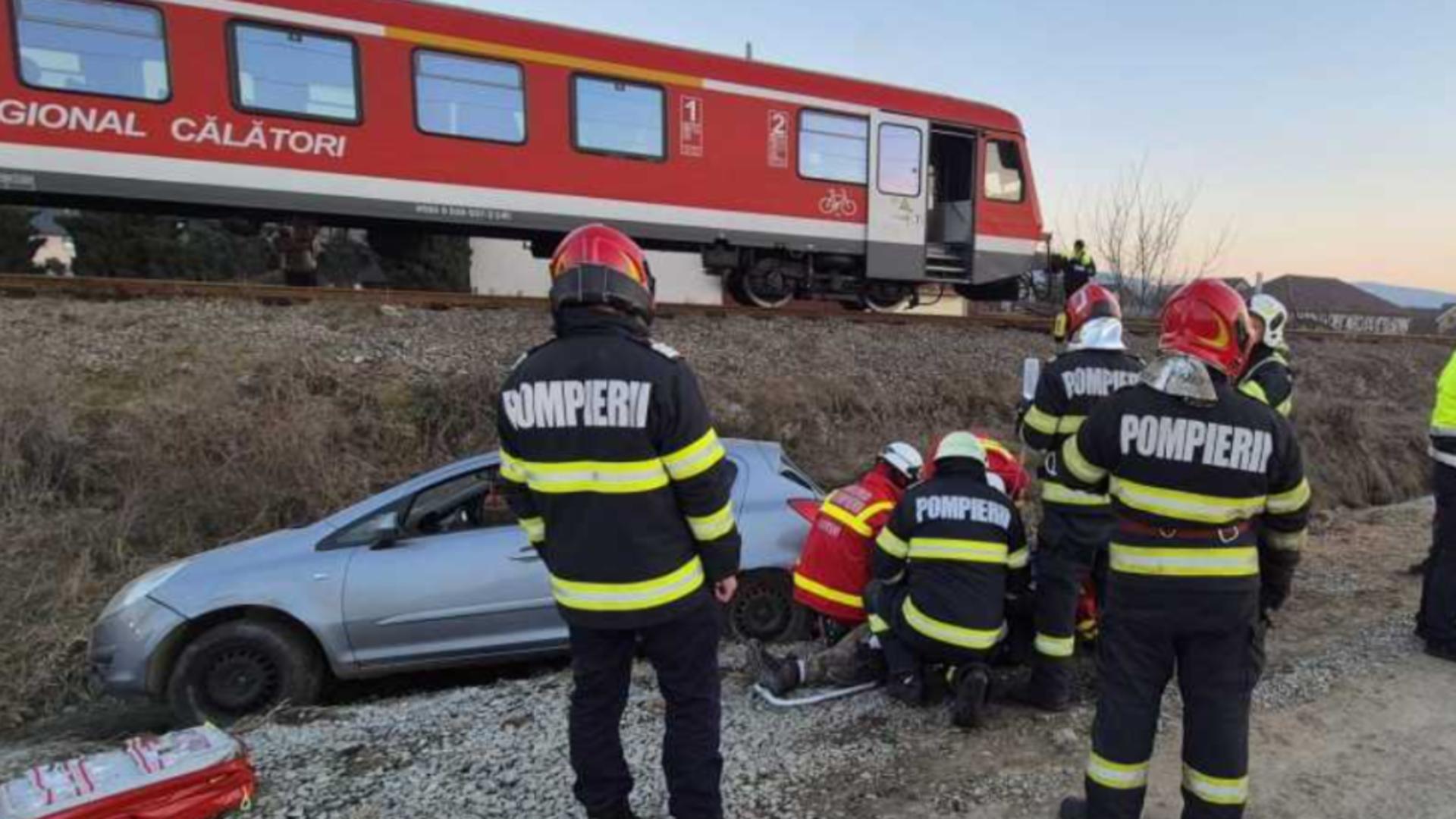 O mașină a fost spulberată de tren, în Bistrița Năsăud