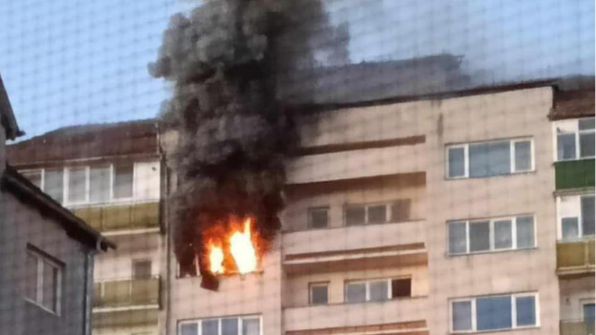 INCENDIU puternic la etajul 9 al unui bloc din Sibiu! 60 de persoane au fost evacuate de urgență / Captură foto