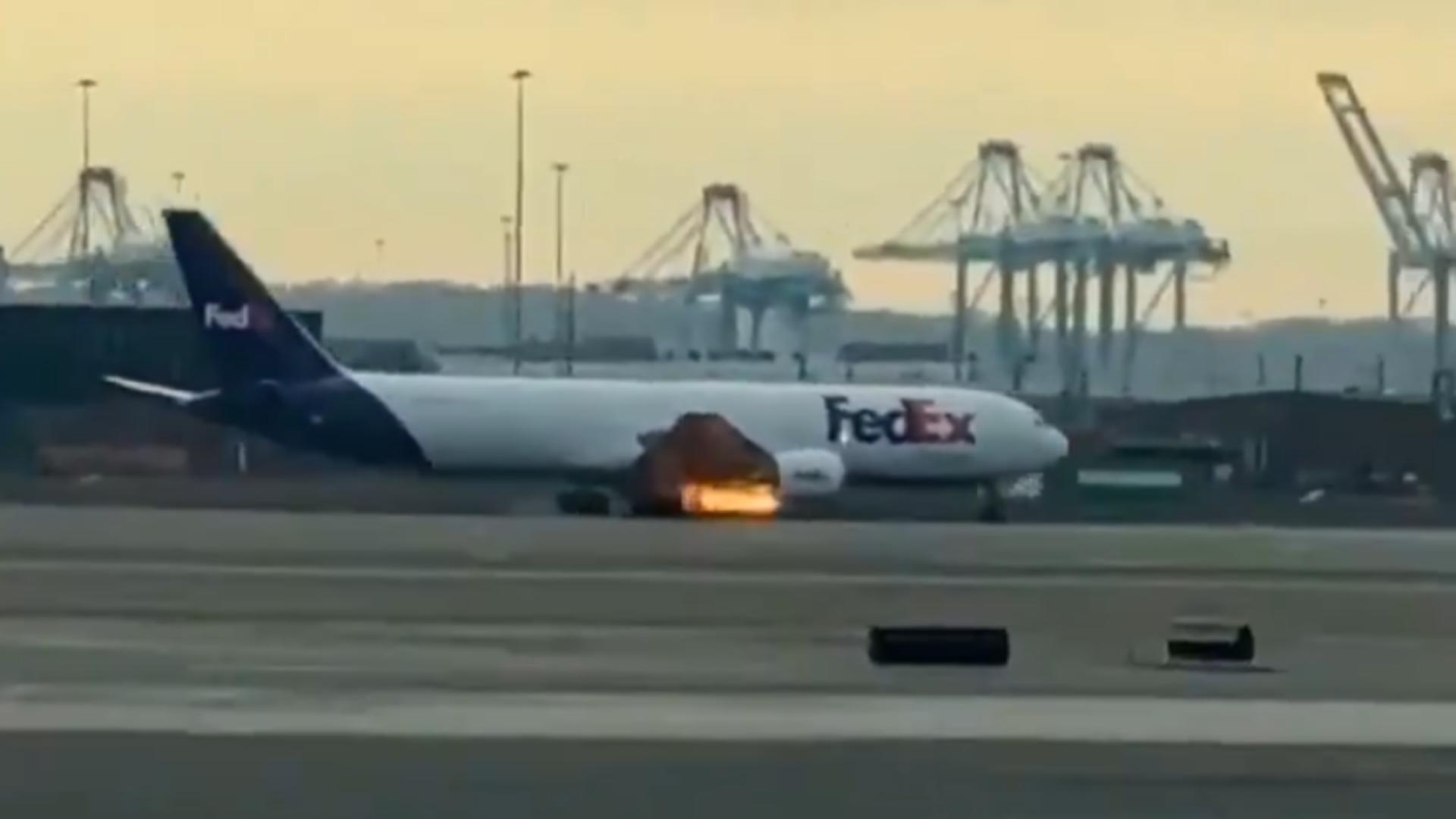 Un avion cargo cu motorul în flăcări a aterizat de urgență pe un aeroport aglomerat din New Jersey. Momentul, surprins în imagini VIDEO