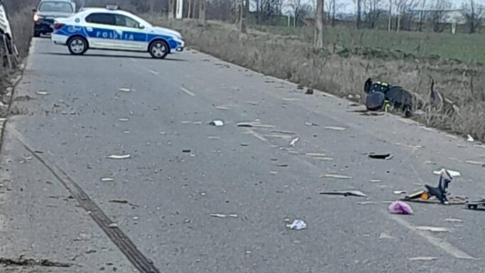 Accident rutier fatal! Un bărbat a MURIT după ce s-a izbit cu mopedul de o autoutilitară. Ieșise din casă pentru a aduna PET-uri goale