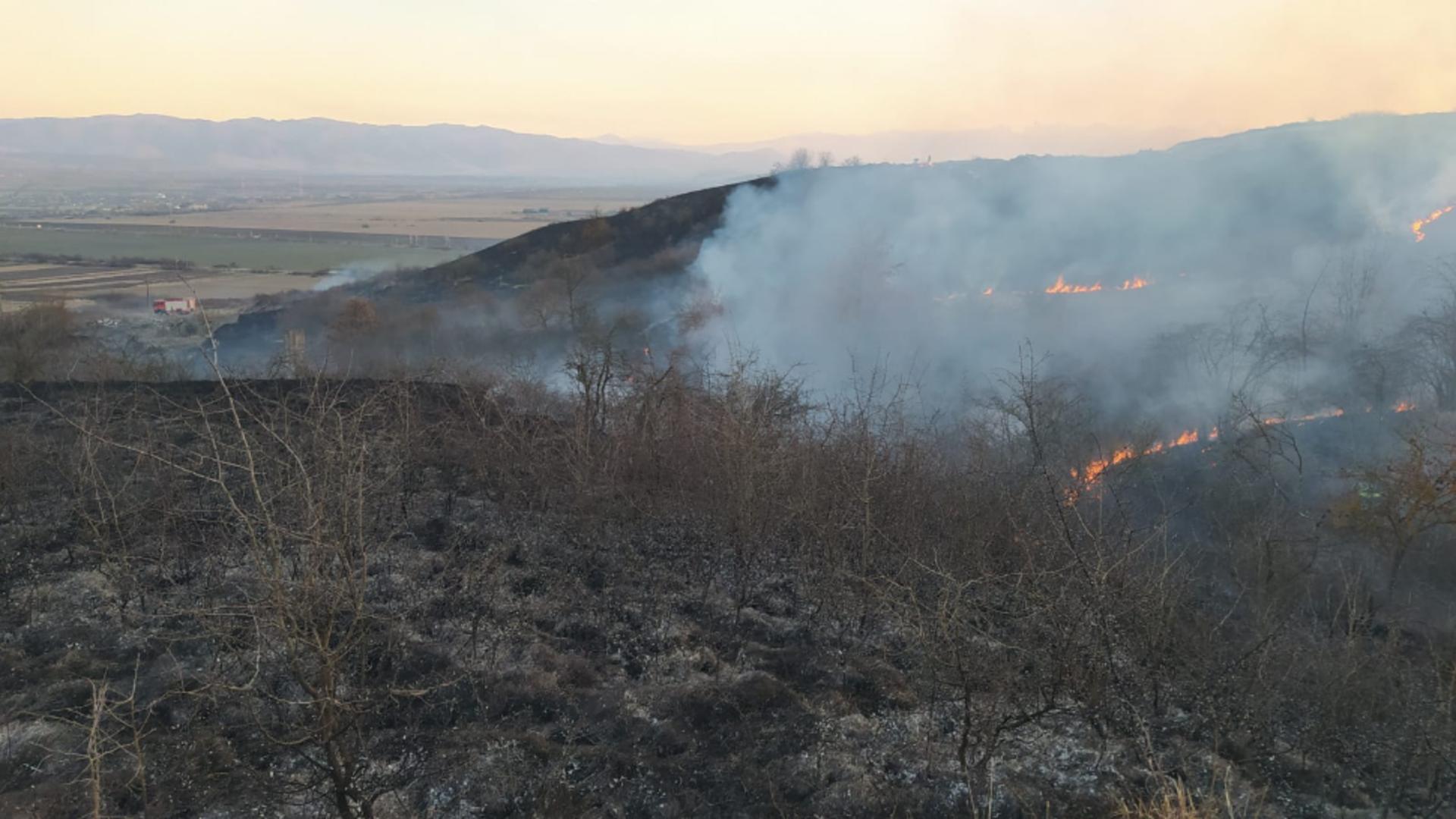 Incendii puternice de vegetație în județul Hunedoara. FOTO: ISU Hunedoara 