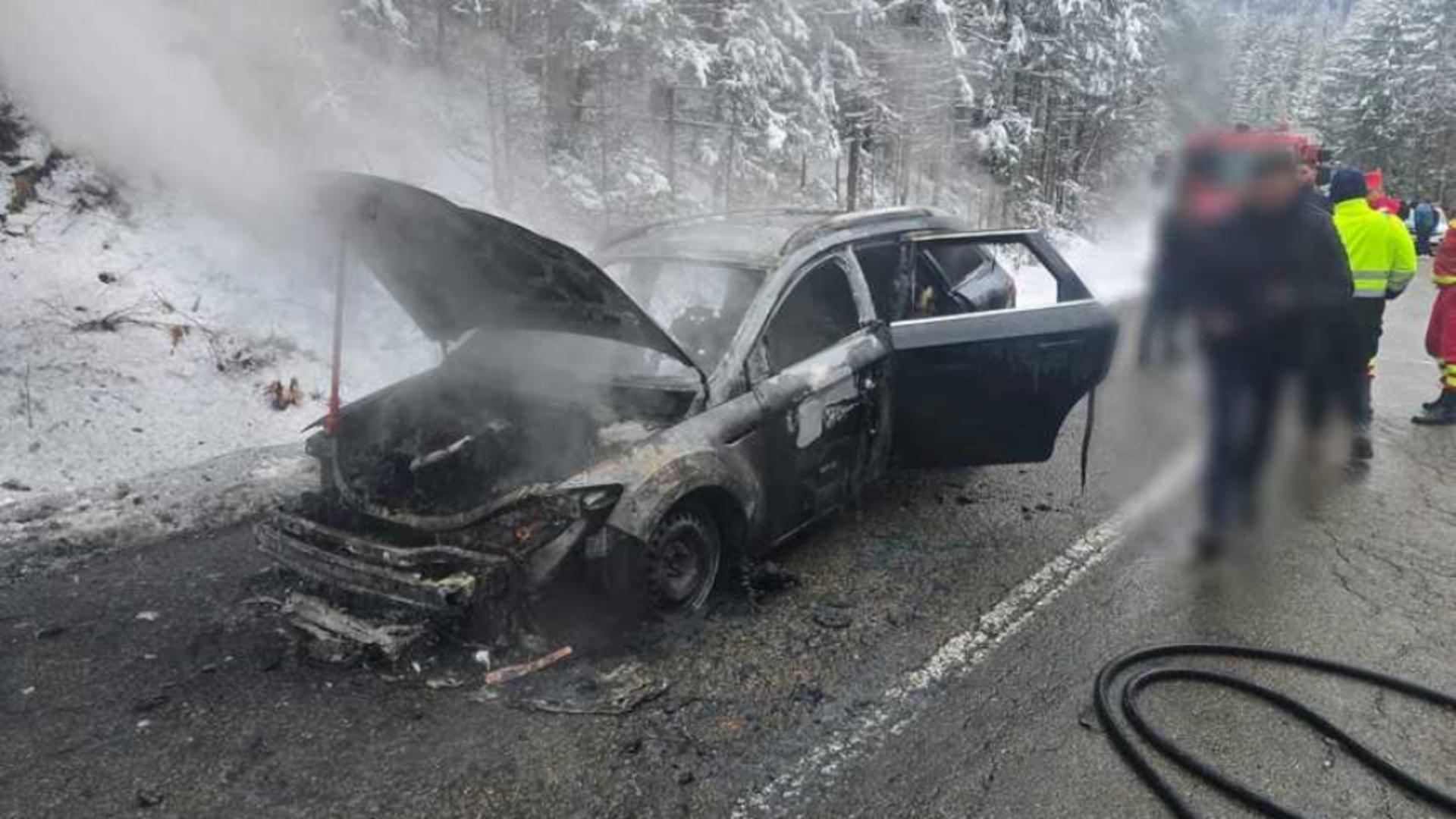 Panică în trafic! O mașină a fost cuprins de flăcări, pe un drum din Suceviţa. Au intervenit pompierii