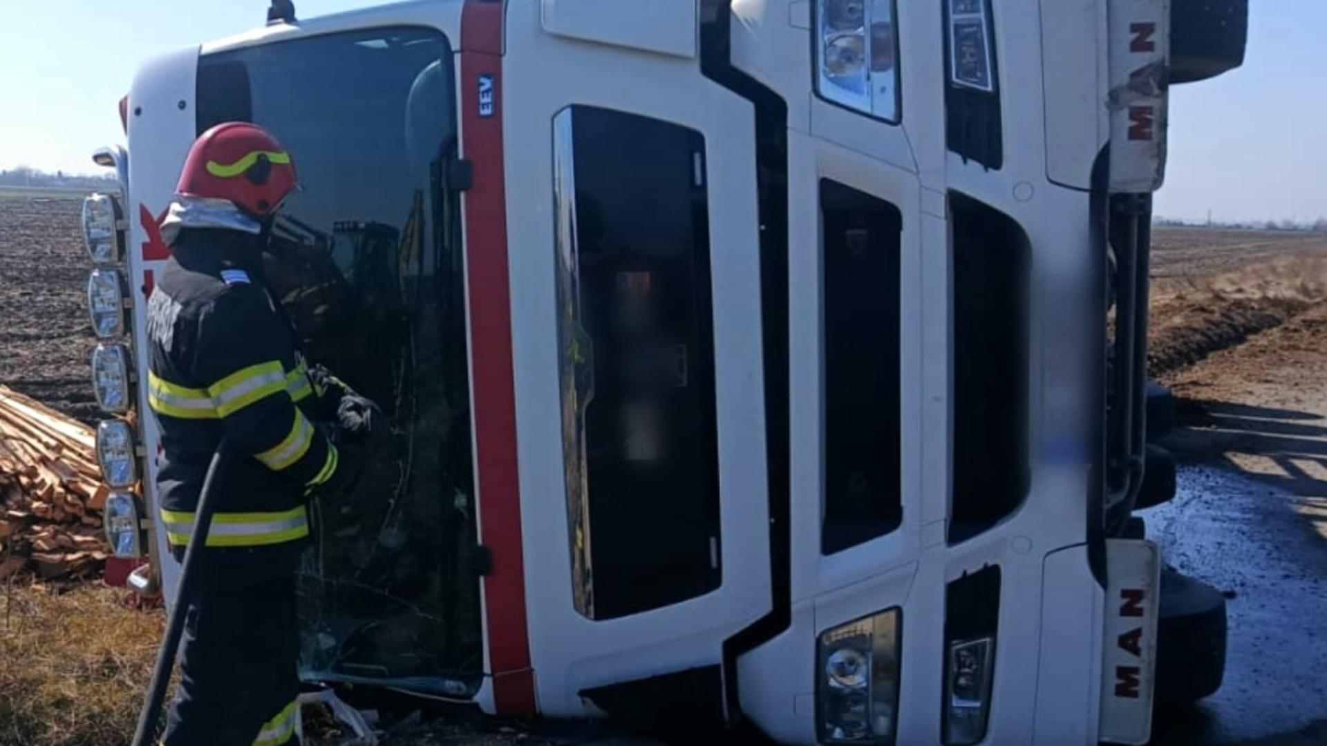 Accident în județul Giurgiu: un autotren s-a răsturnat în afara părții carosabile