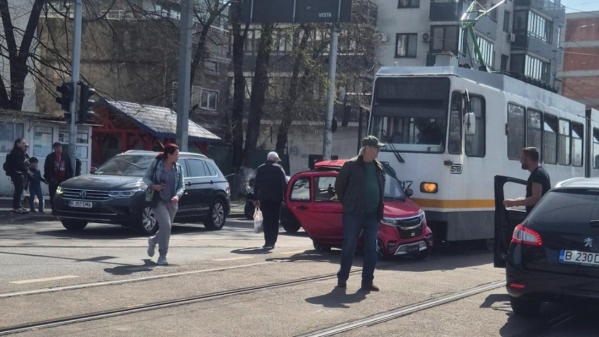 Mașină lovită de tramvai/ Foto: Facebook Info Trafic Bucuresti si Ilfov